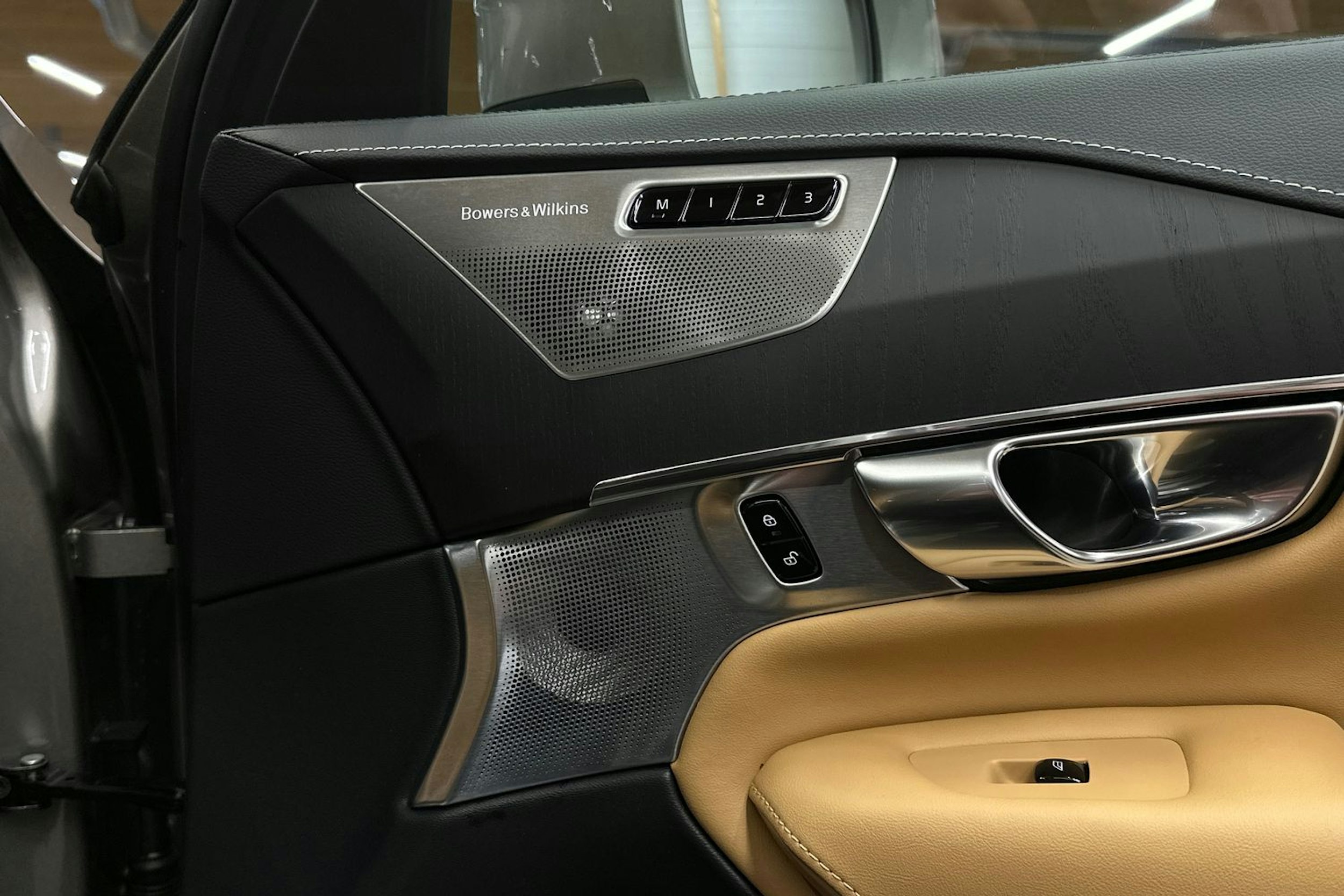 harmaa Volvo XC90 2022 kuva 16.