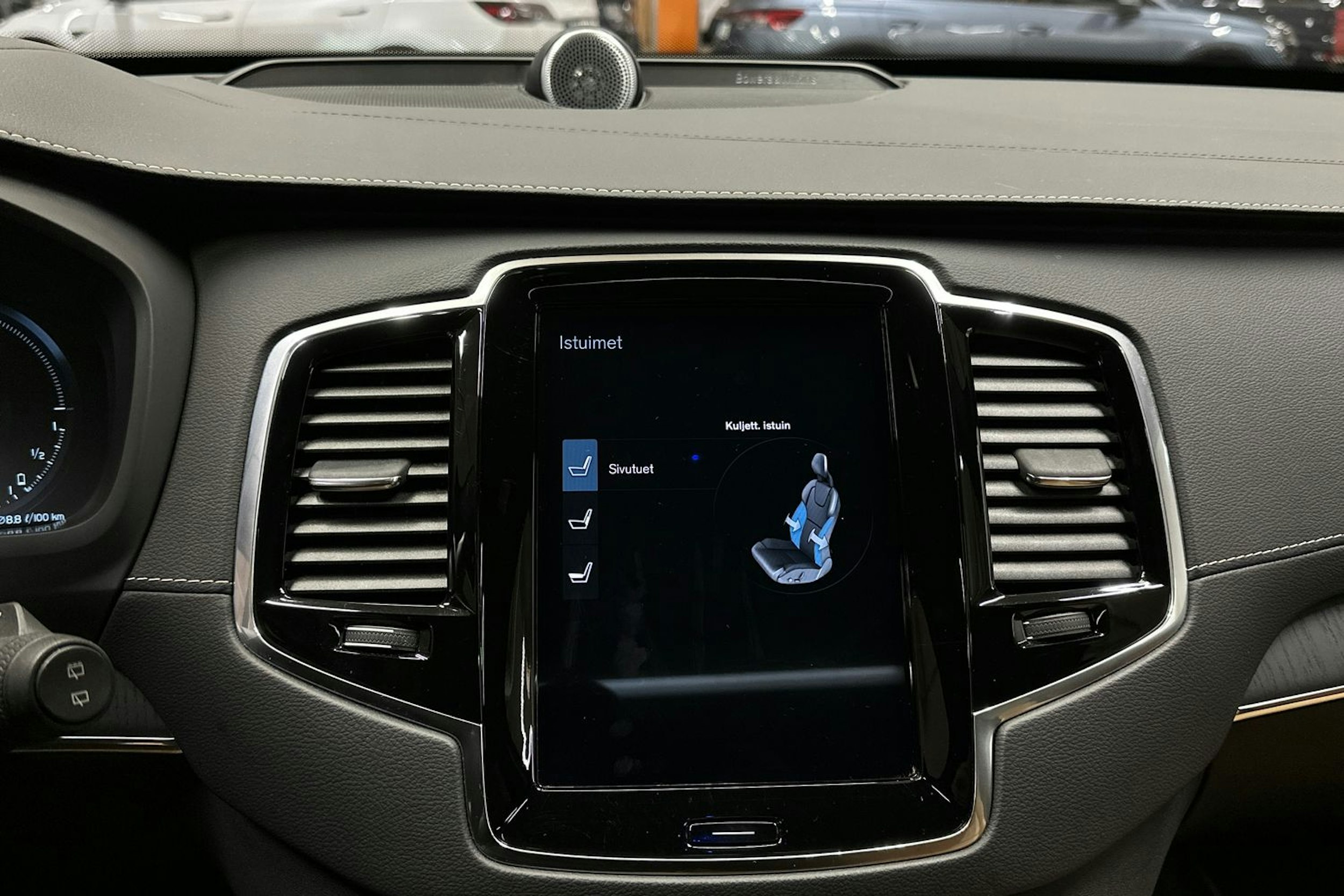 harmaa Volvo XC90 2022 kuva 27.