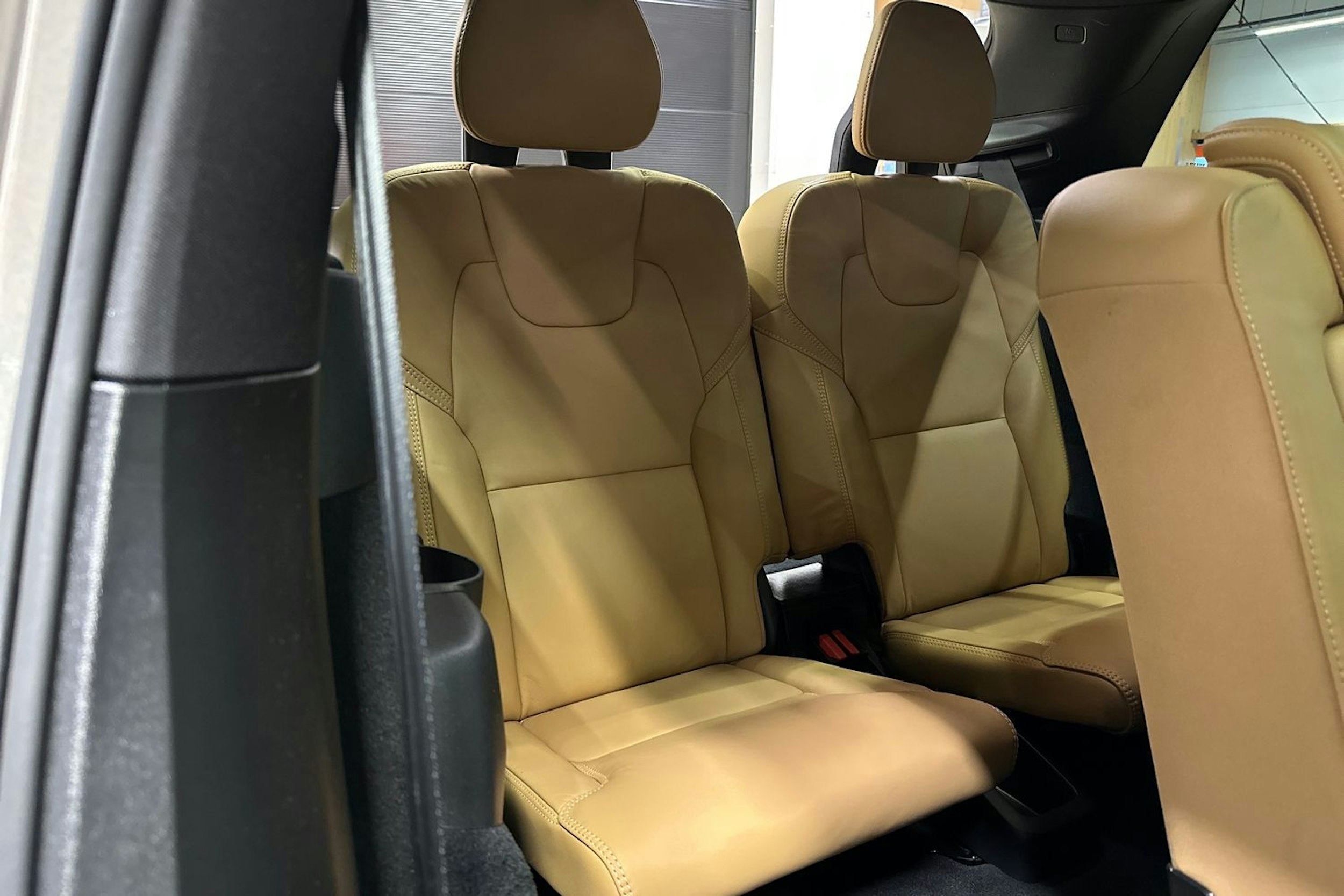 harmaa Volvo XC90 2022 kuva 36.