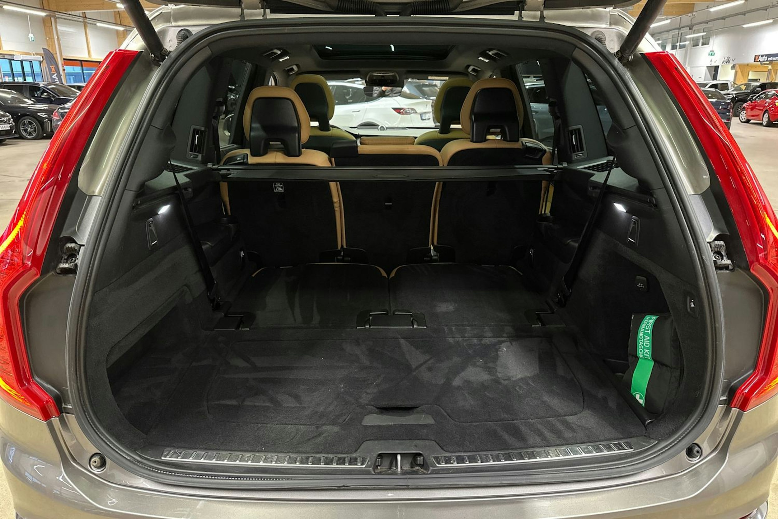 harmaa Volvo XC90 2022 kuva 37.