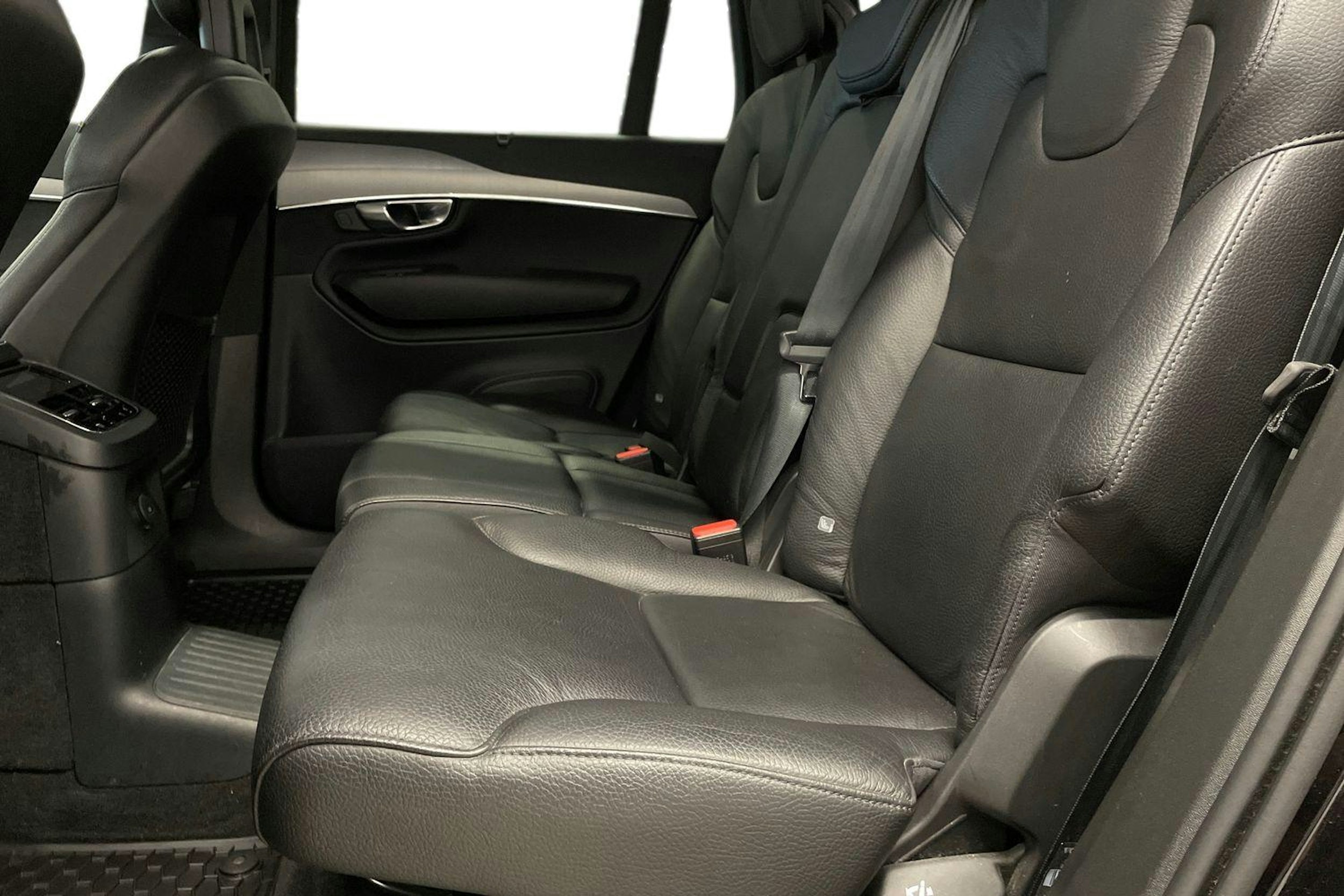 musta Volvo XC90 2021 kuva 8.