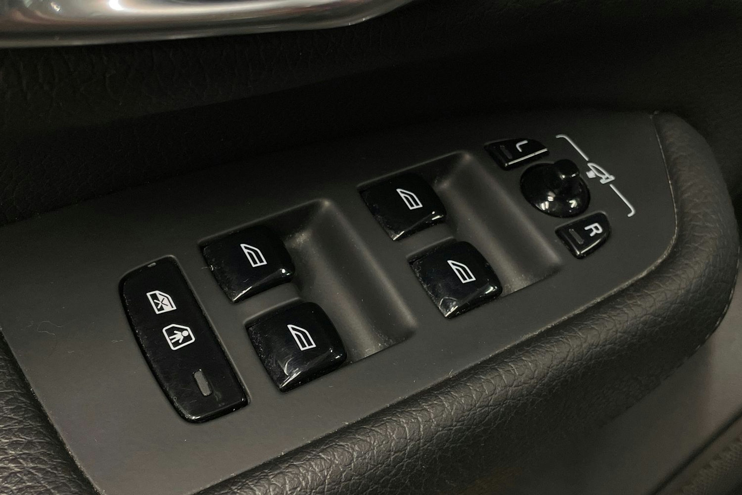 musta Volvo XC90 2021 kuva 11.