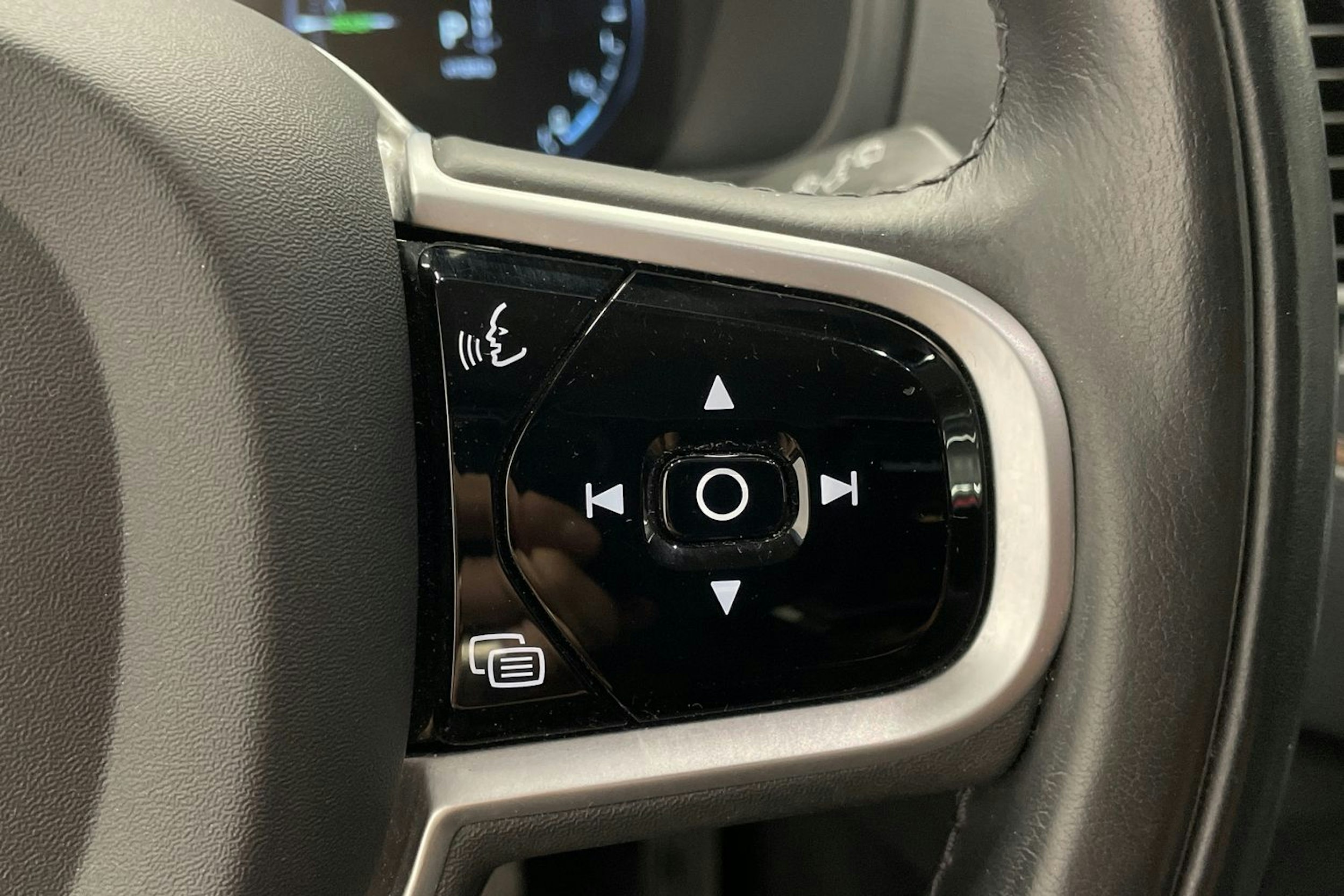 musta Volvo XC90 2021 kuva 15.