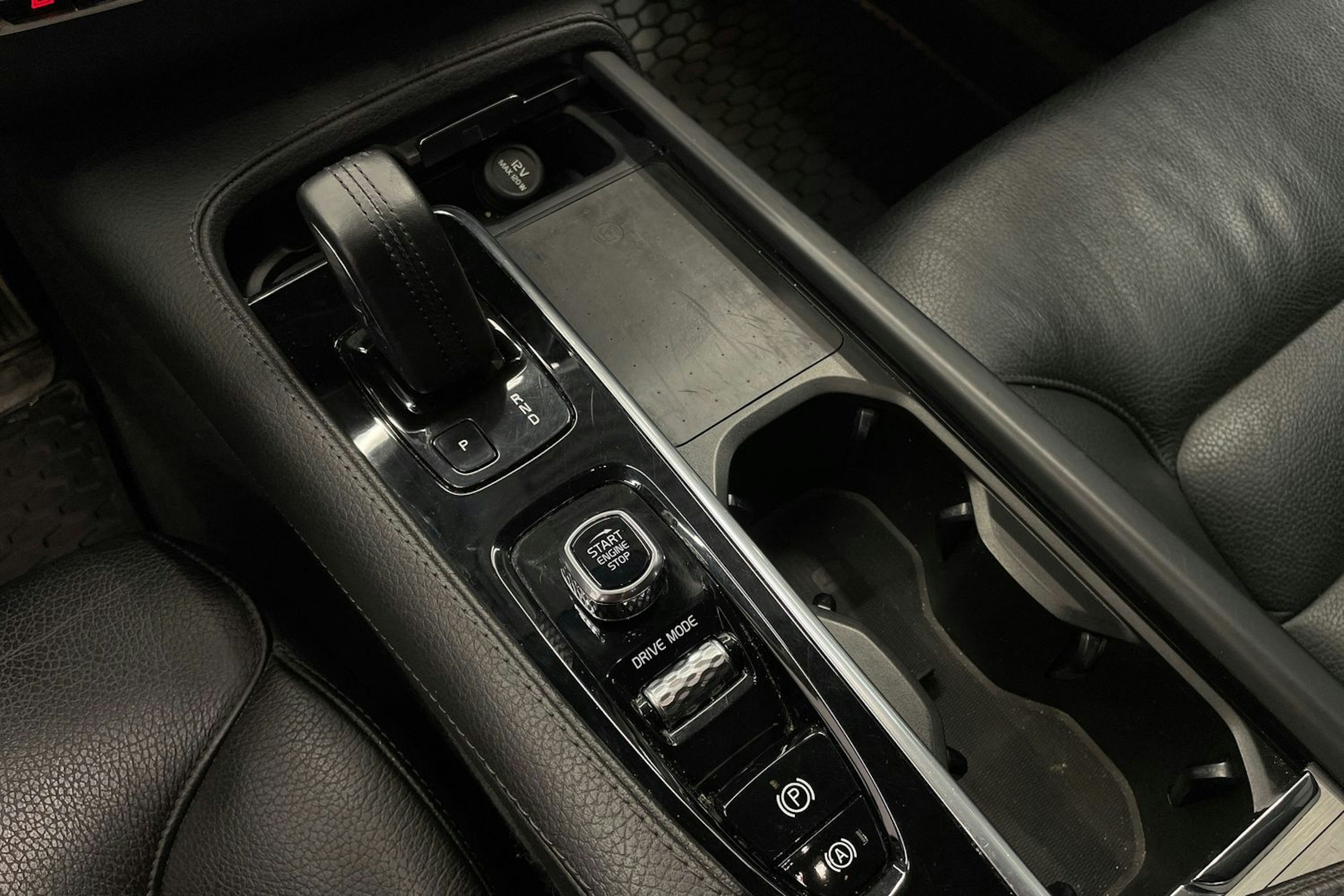 musta Volvo XC90 2021 kuva 16.