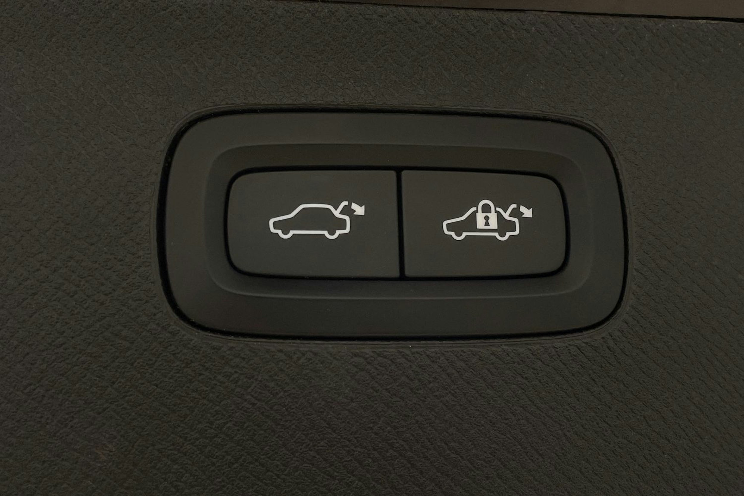 musta Volvo XC90 2021 kuva 21.