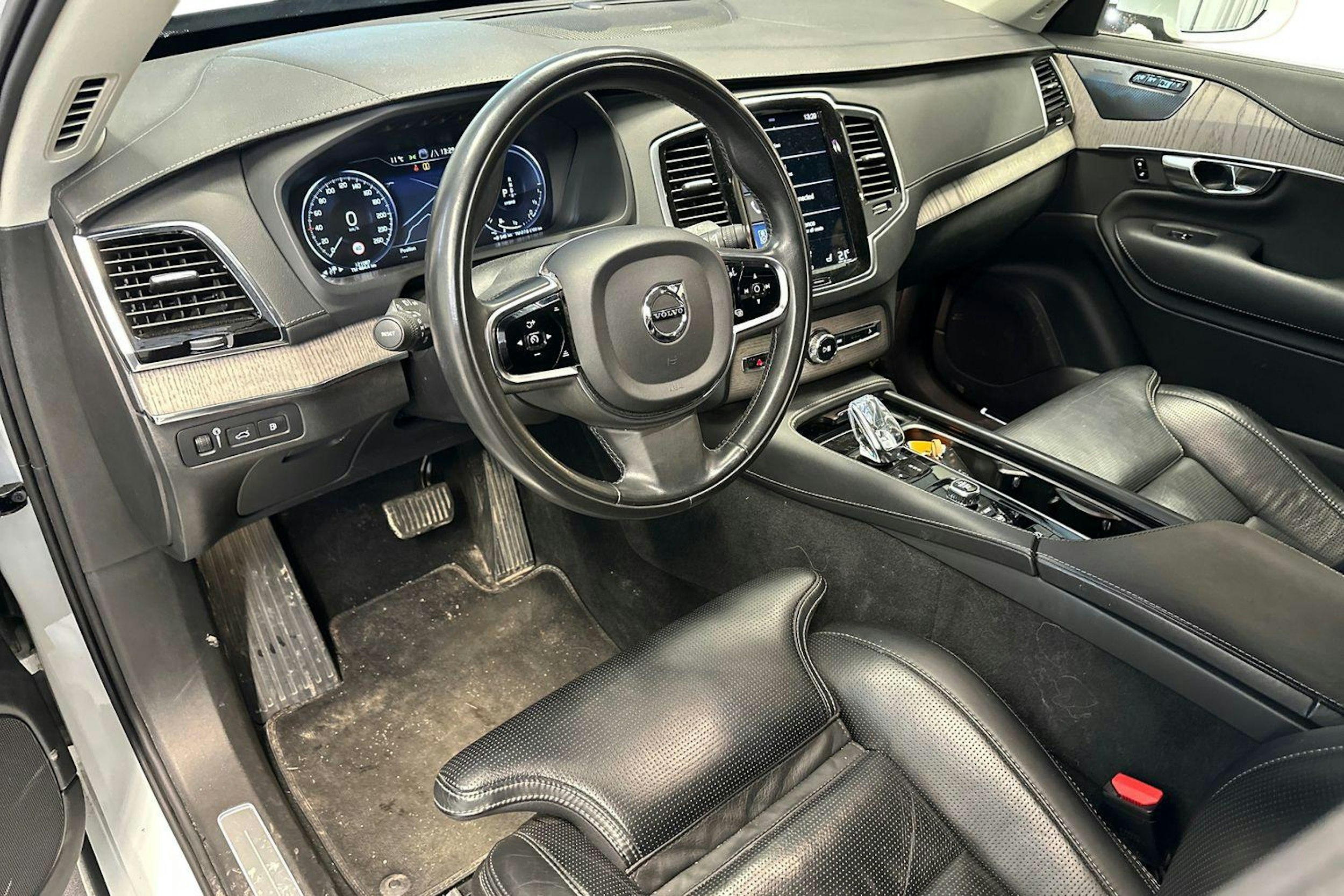 valkoinen Volvo XC90 2021 kuva 3.