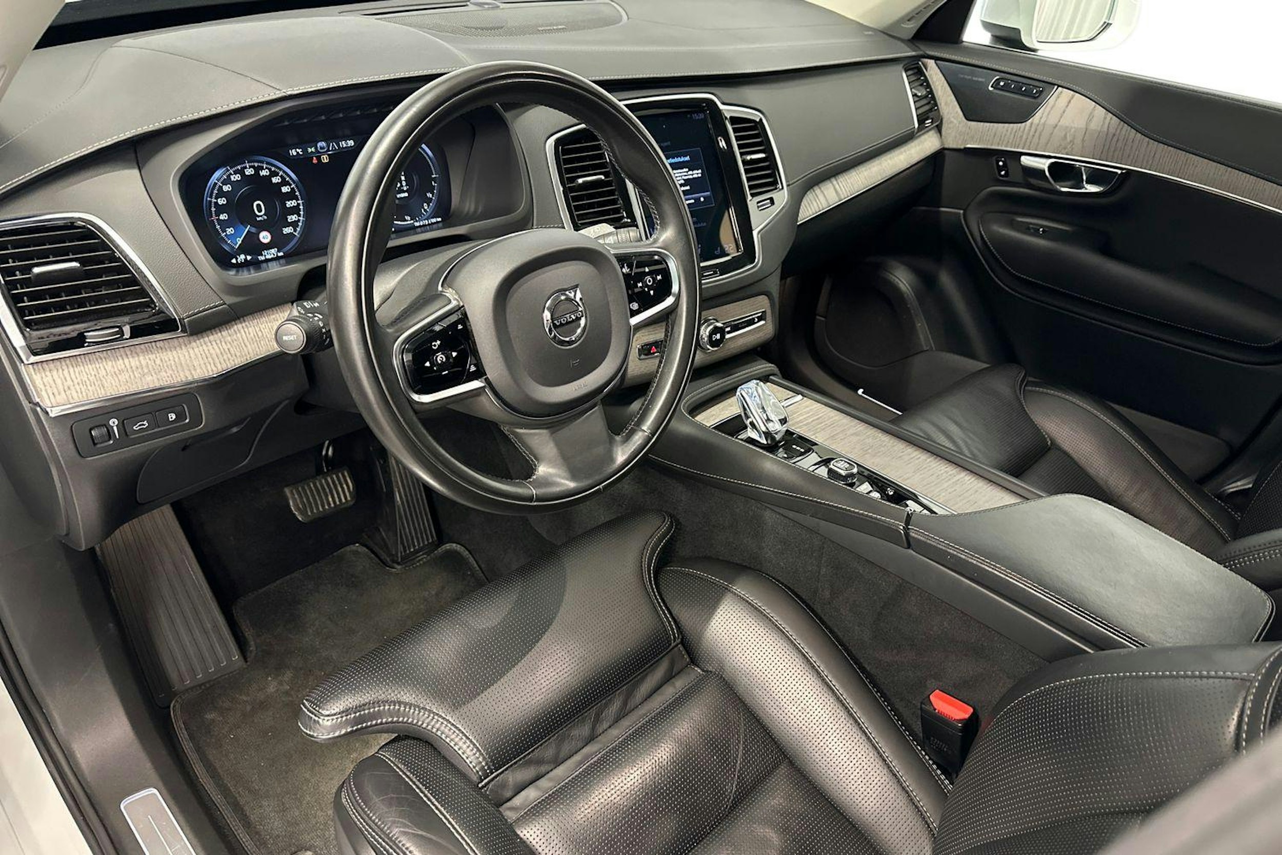 valkoinen Volvo XC90 2021 kuva 7.