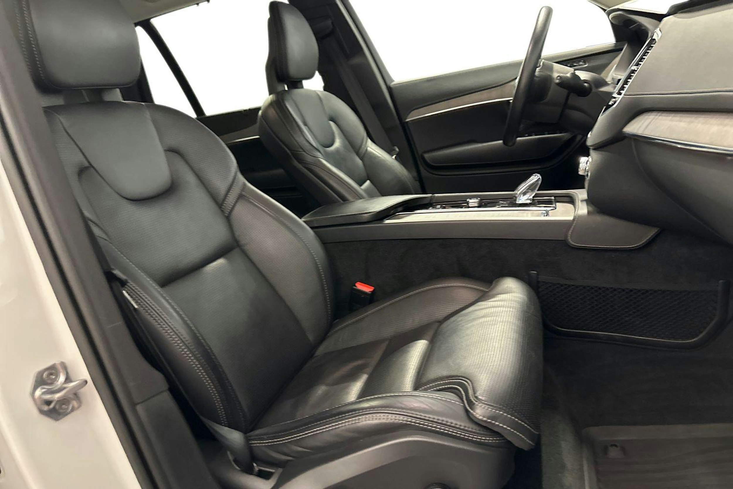valkoinen Volvo XC90 2021 kuva 10.