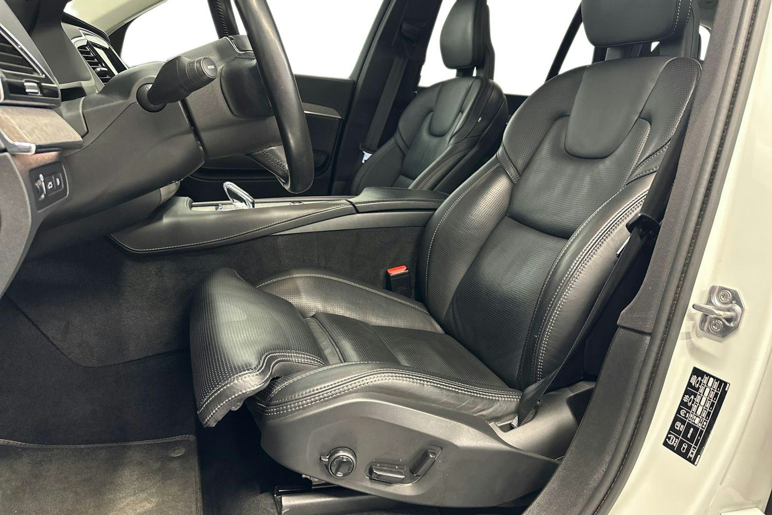 valkoinen Volvo XC90 2021 kuva 11.