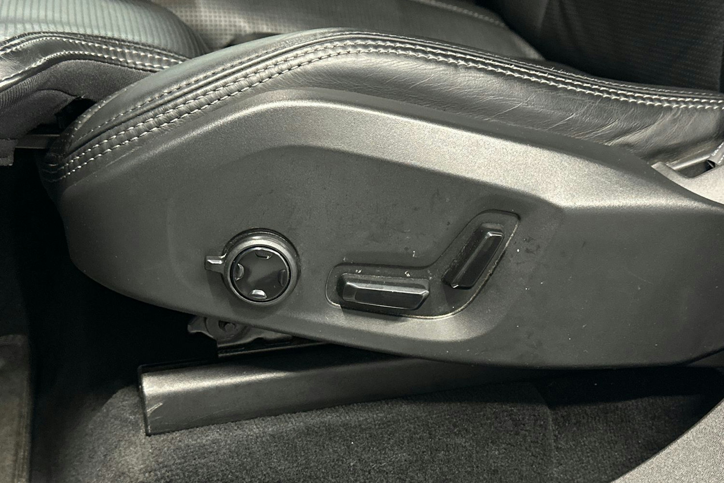 valkoinen Volvo XC90 2021 kuva 13.