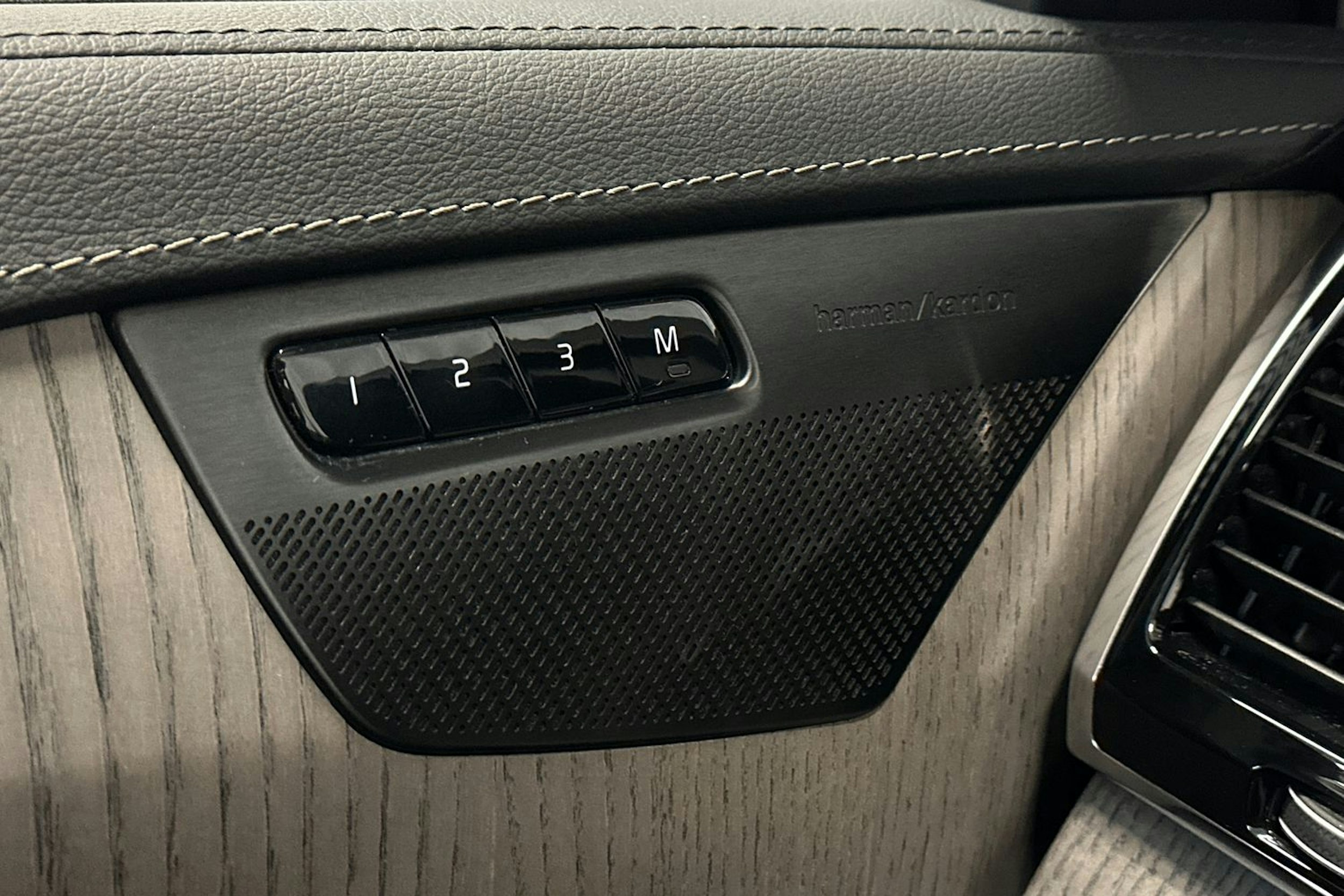 valkoinen Volvo XC90 2021 kuva 14.