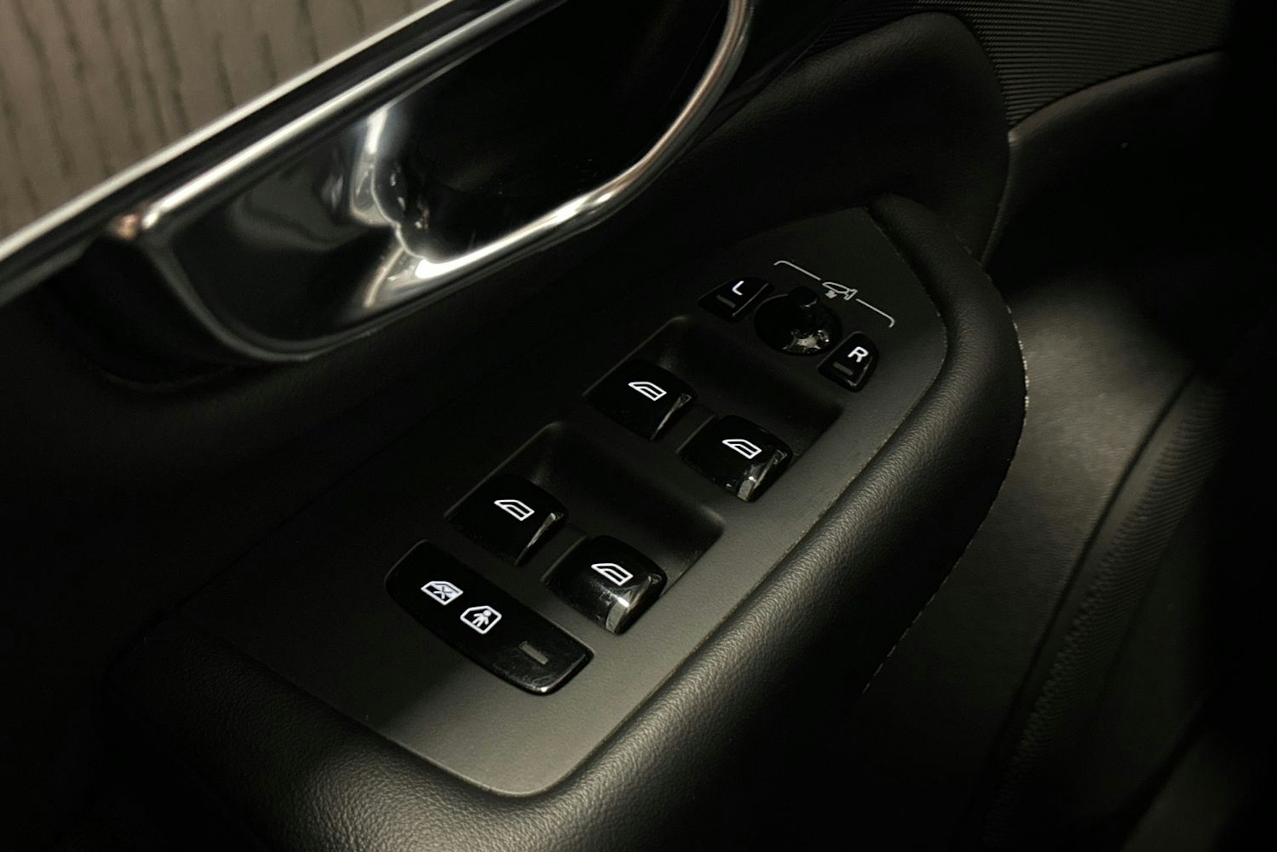 valkoinen Volvo XC90 2021 kuva 15.