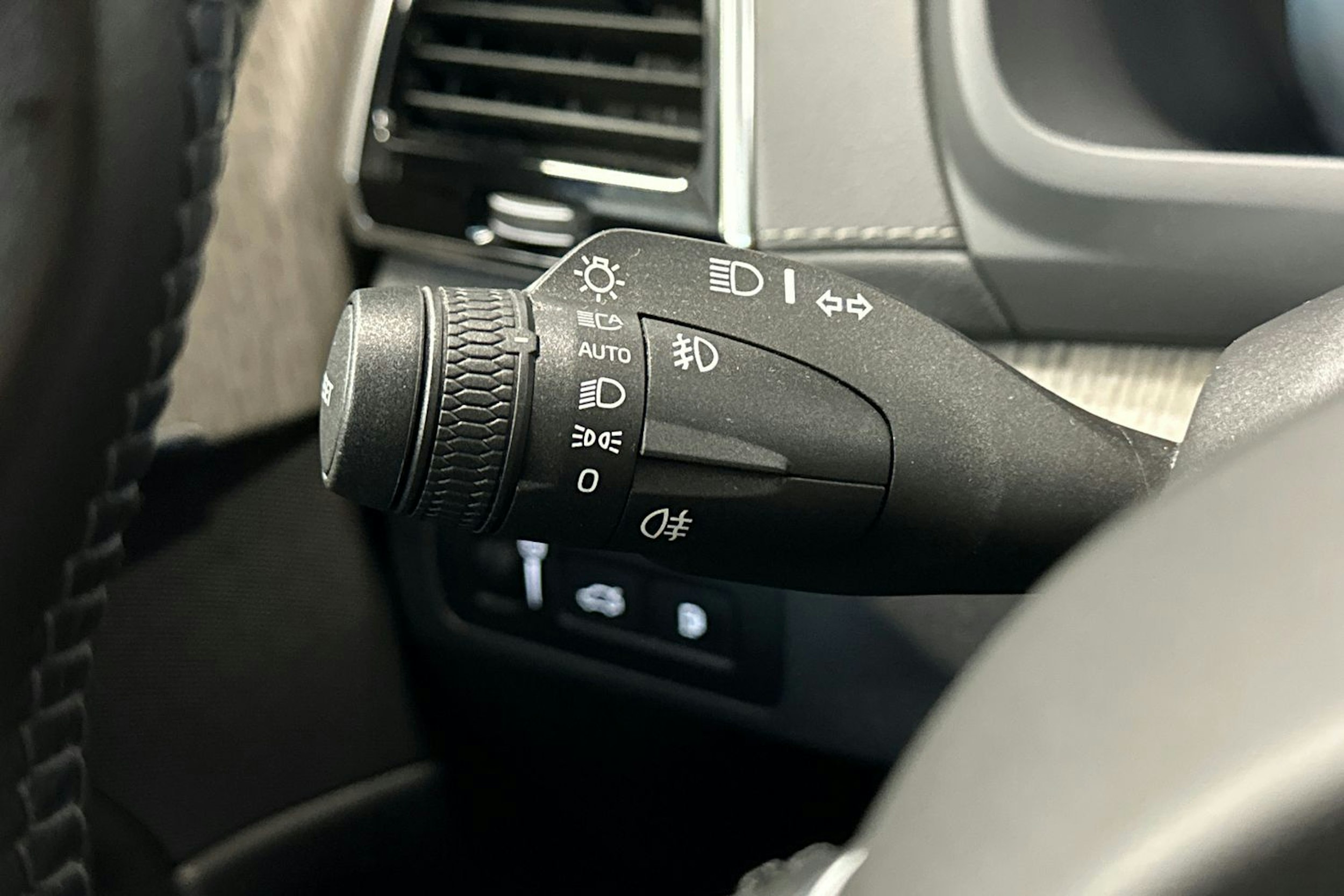 valkoinen Volvo XC90 2021 kuva 17.