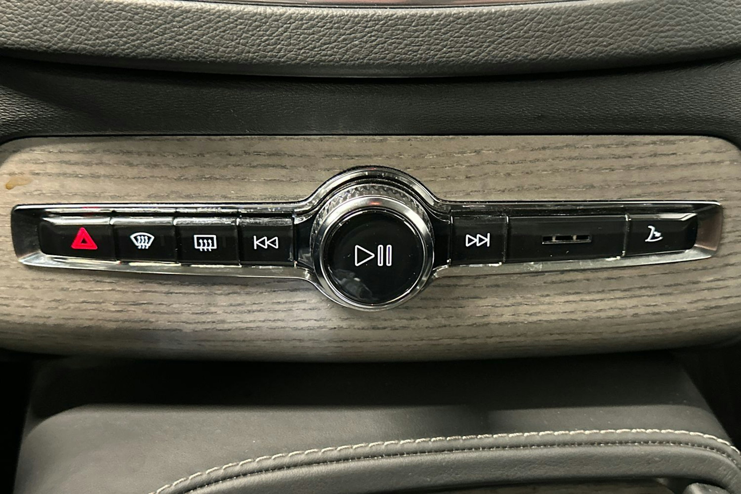 valkoinen Volvo XC90 2021 kuva 24.