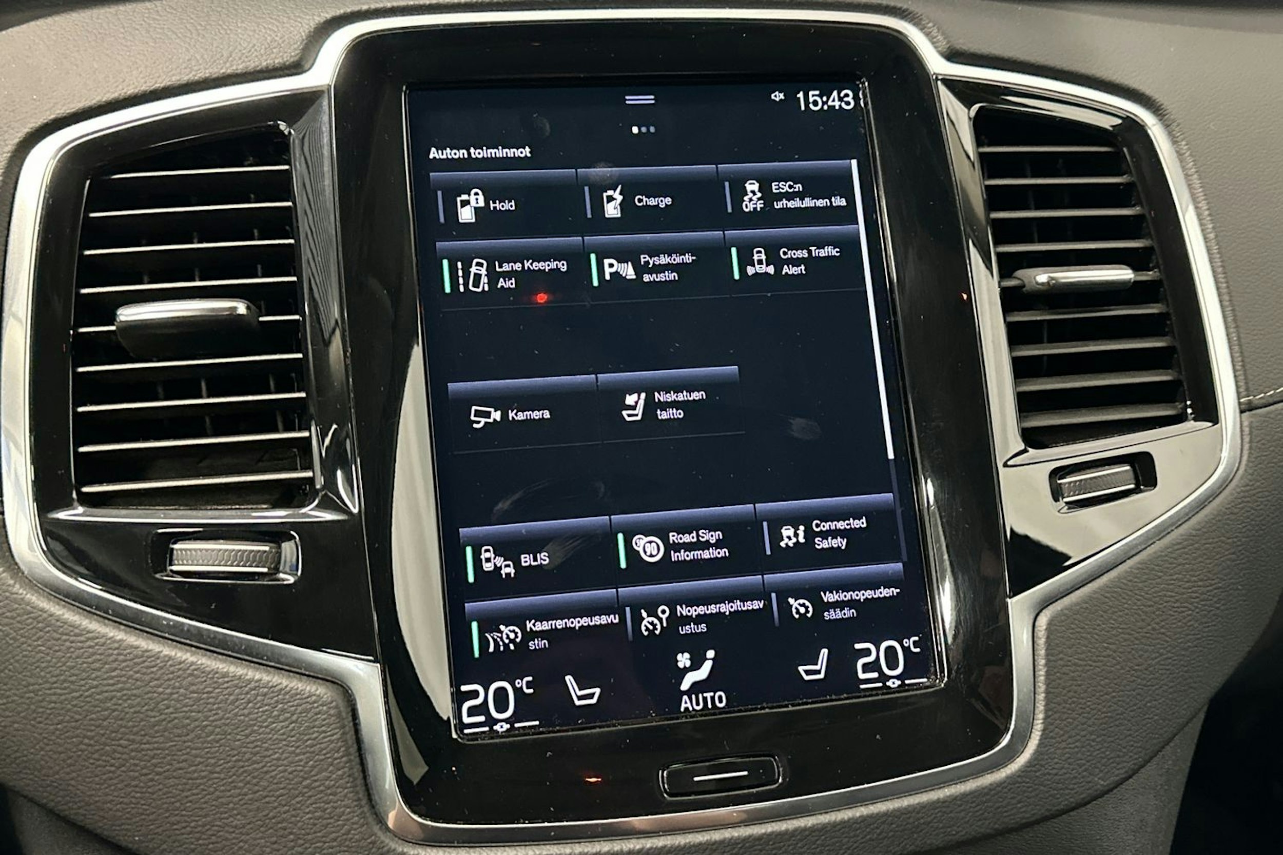 valkoinen Volvo XC90 2021 kuva 26.