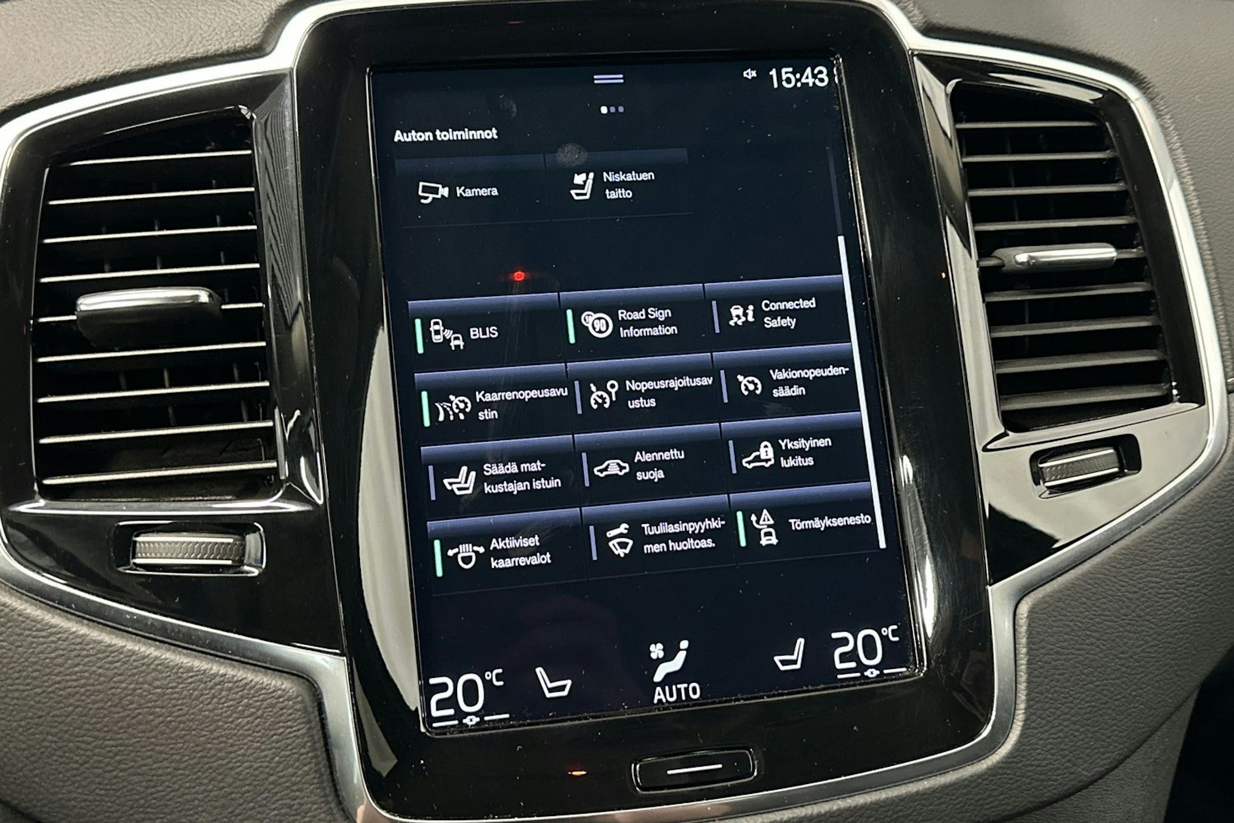 valkoinen Volvo XC90 2021 kuva 27.