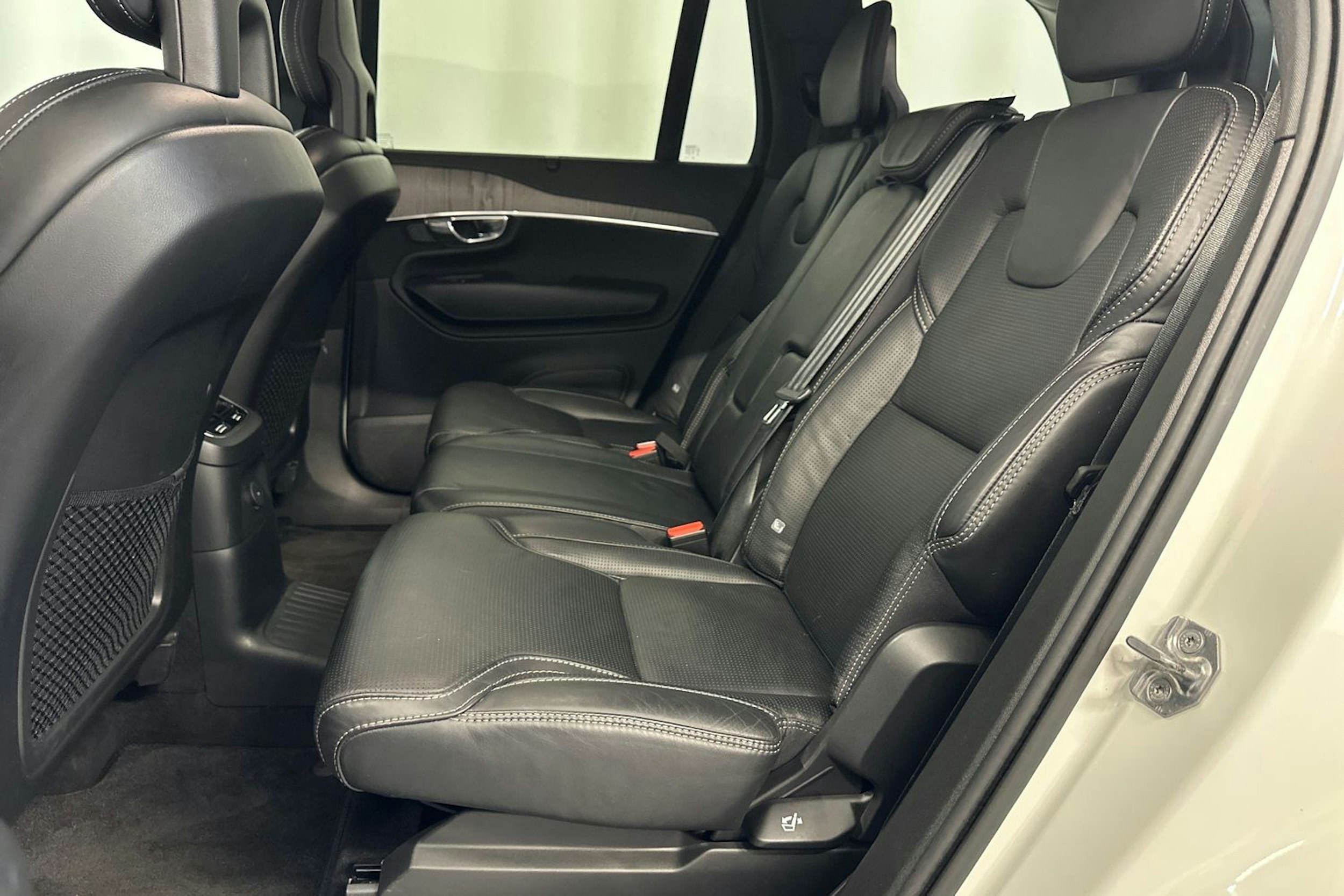 valkoinen Volvo XC90 2021 kuva 31.