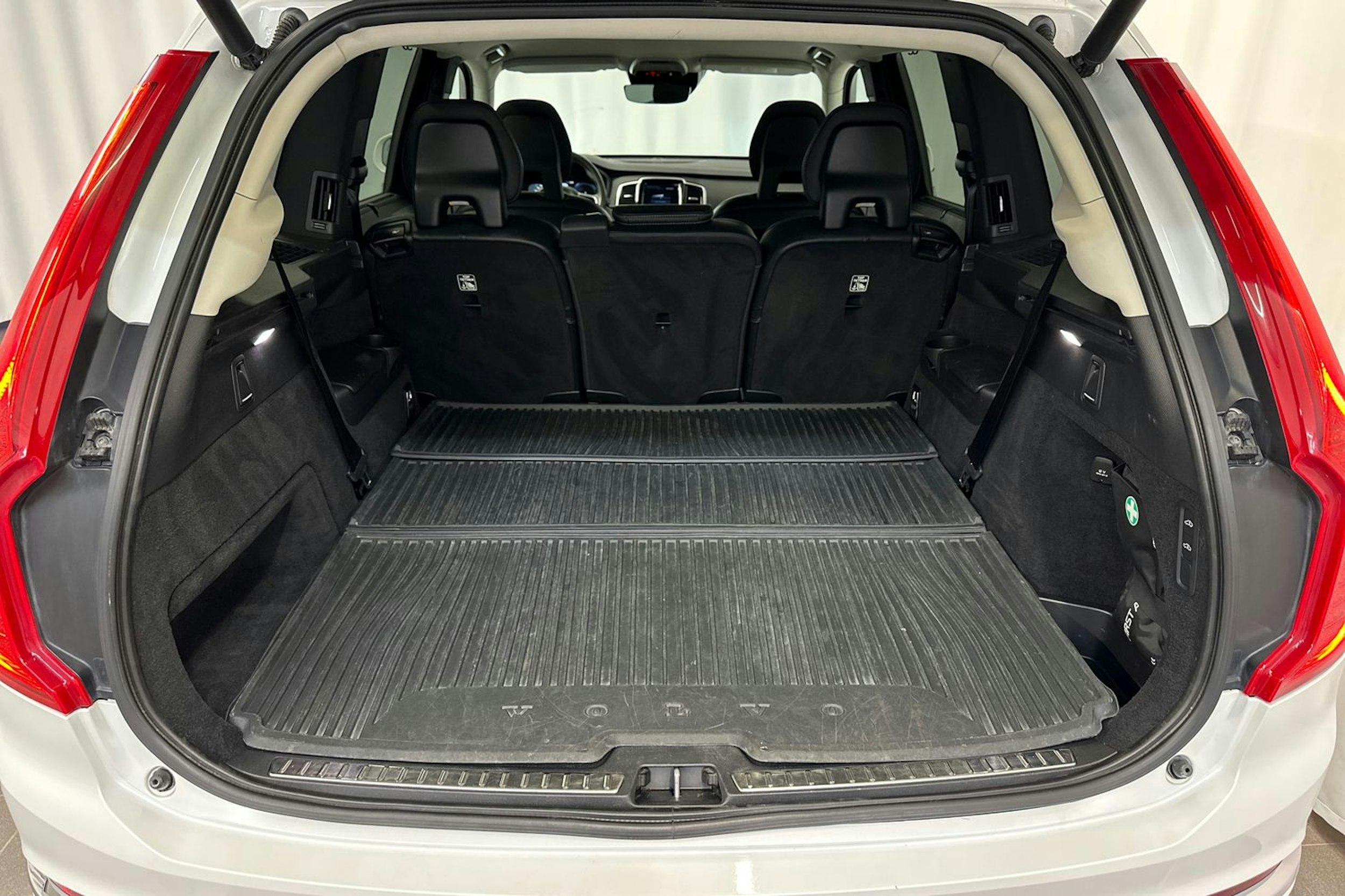 valkoinen Volvo XC90 2021 kuva 36.