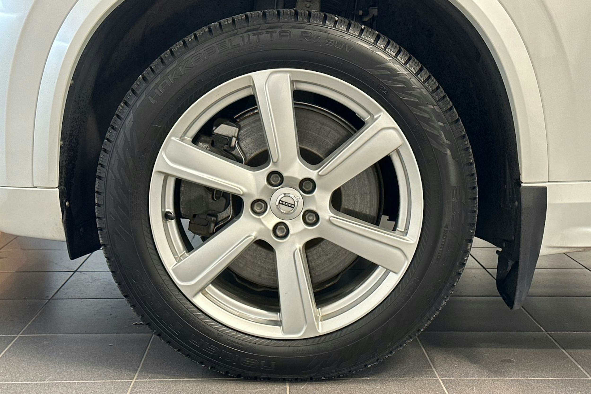 valkoinen Volvo XC90 2021 kuva 39.