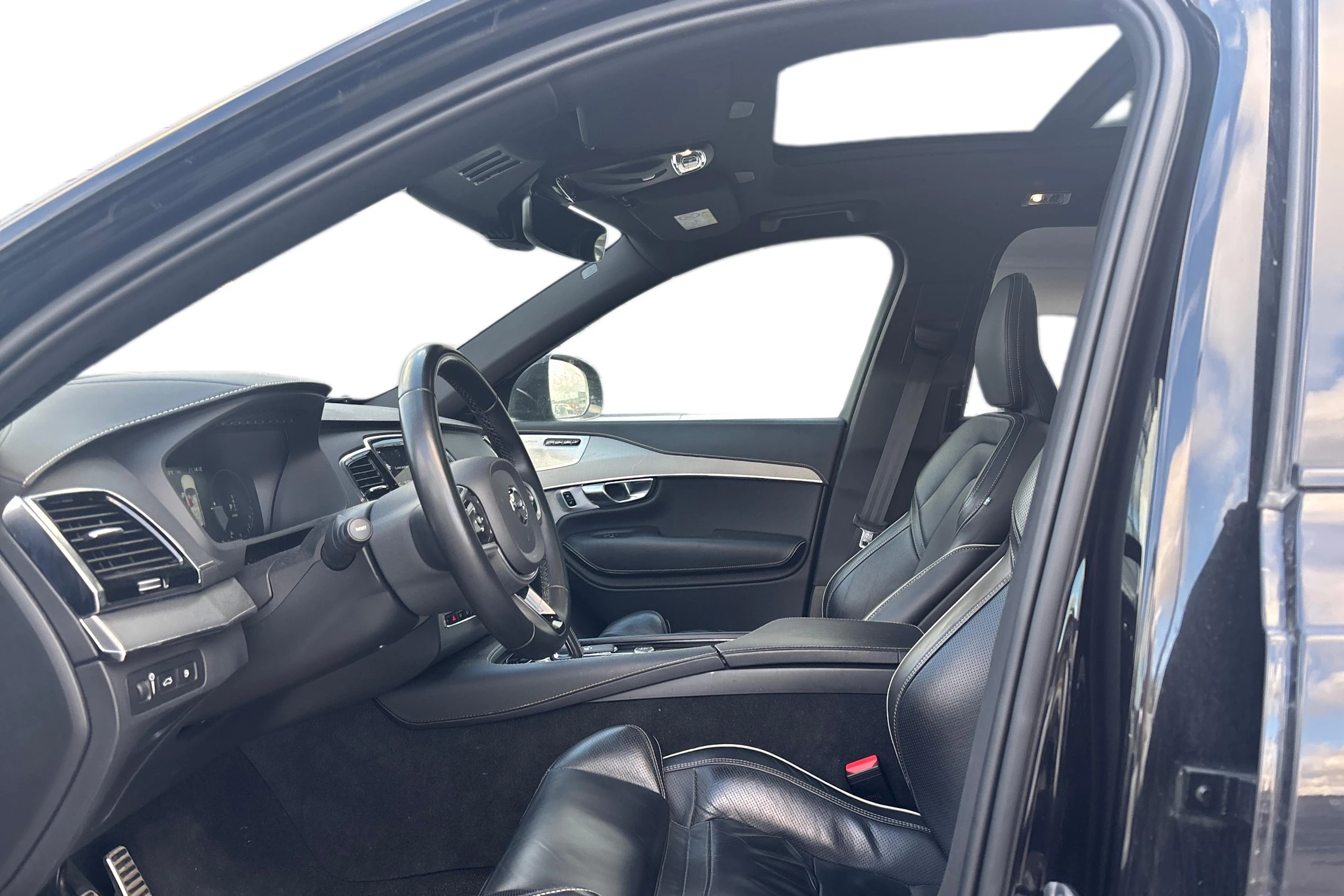 musta Volvo XC90 2022 kuva 3.