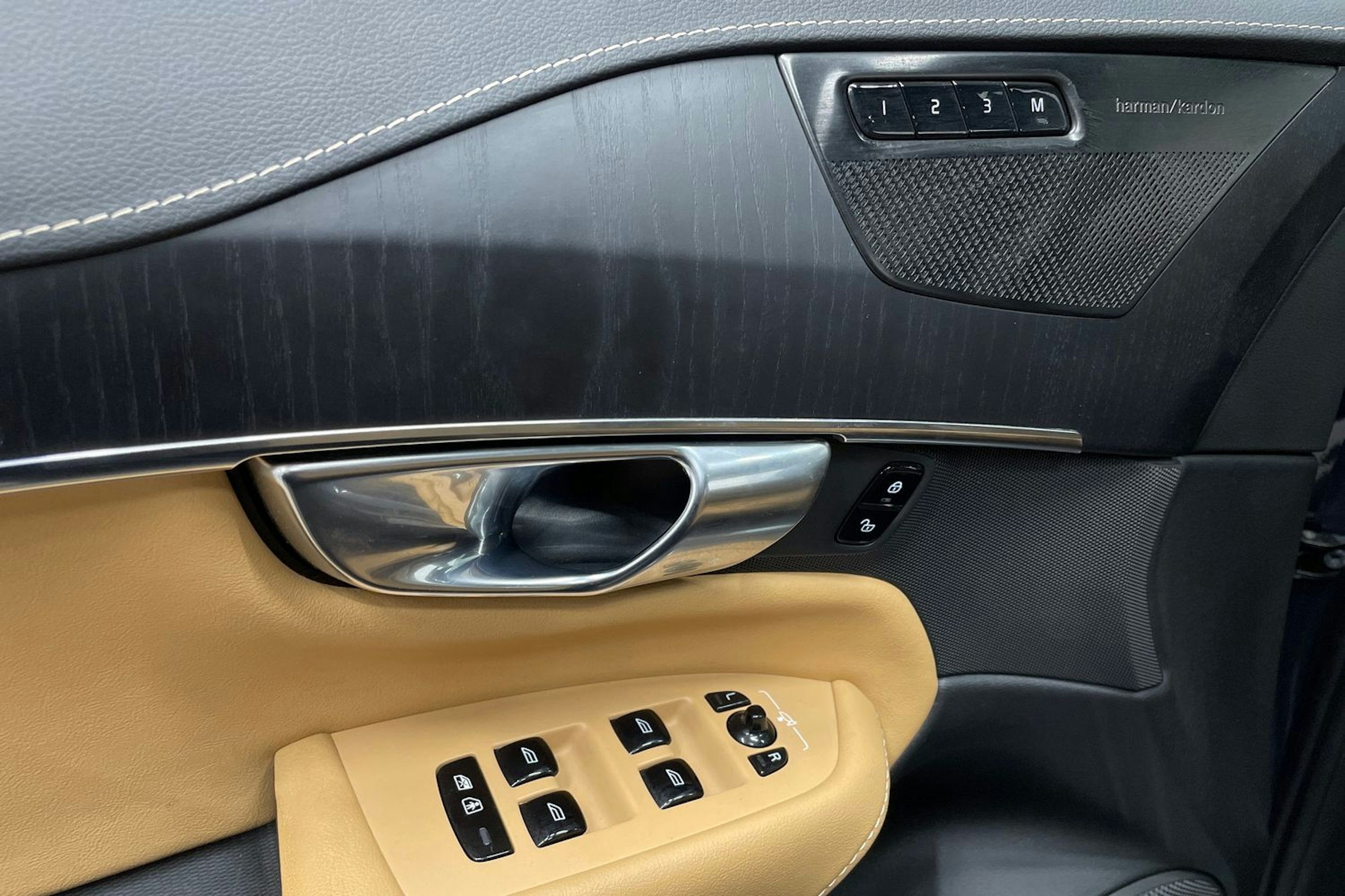 sininen Volvo XC90 2022 kuva 26.