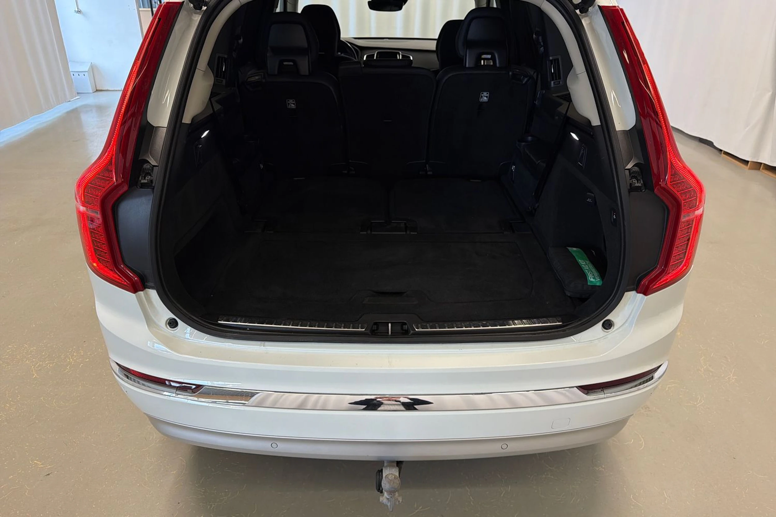 harmaa Volvo XC90 2022 kuva 17.