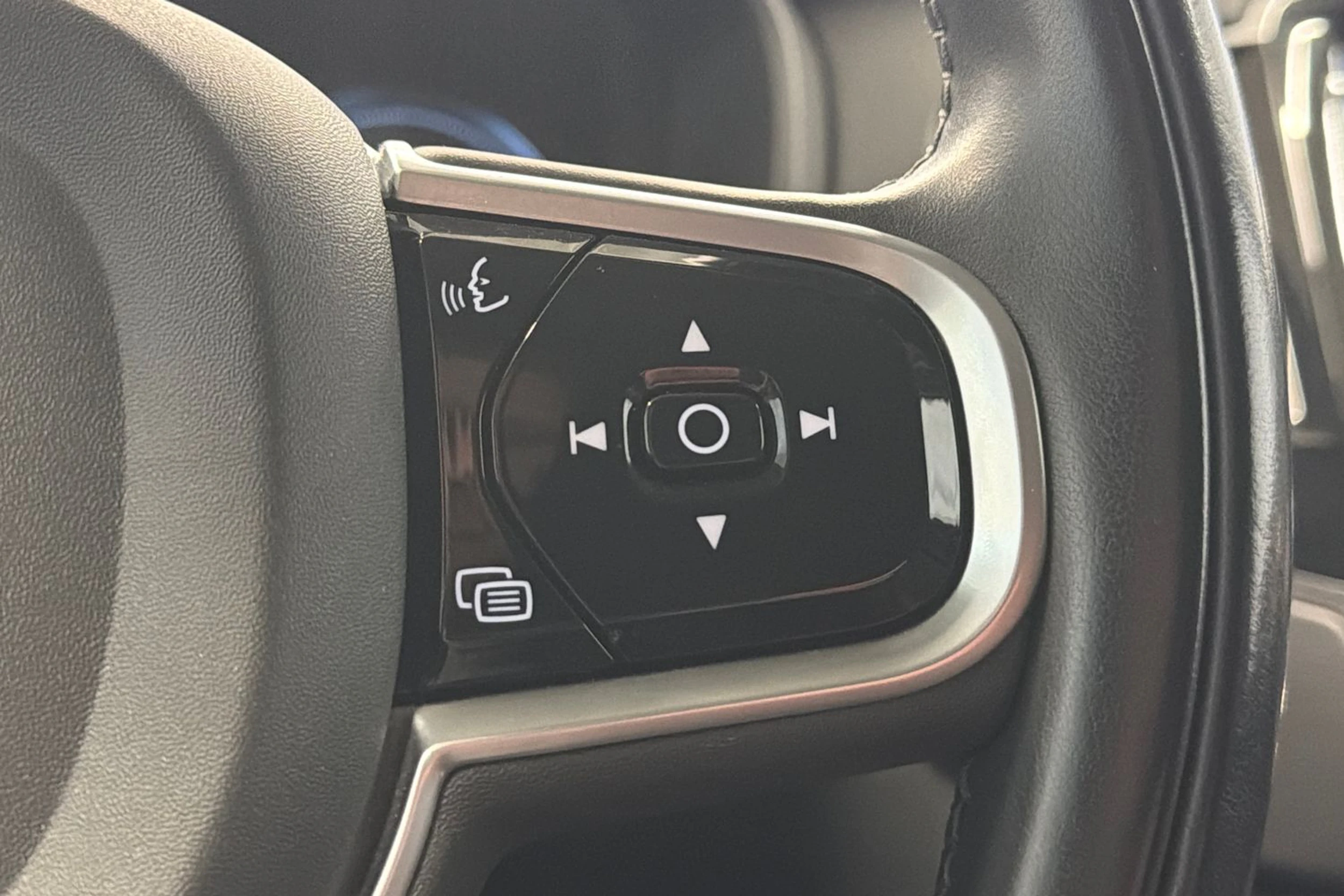 harmaa Volvo XC90 2022 kuva 26.