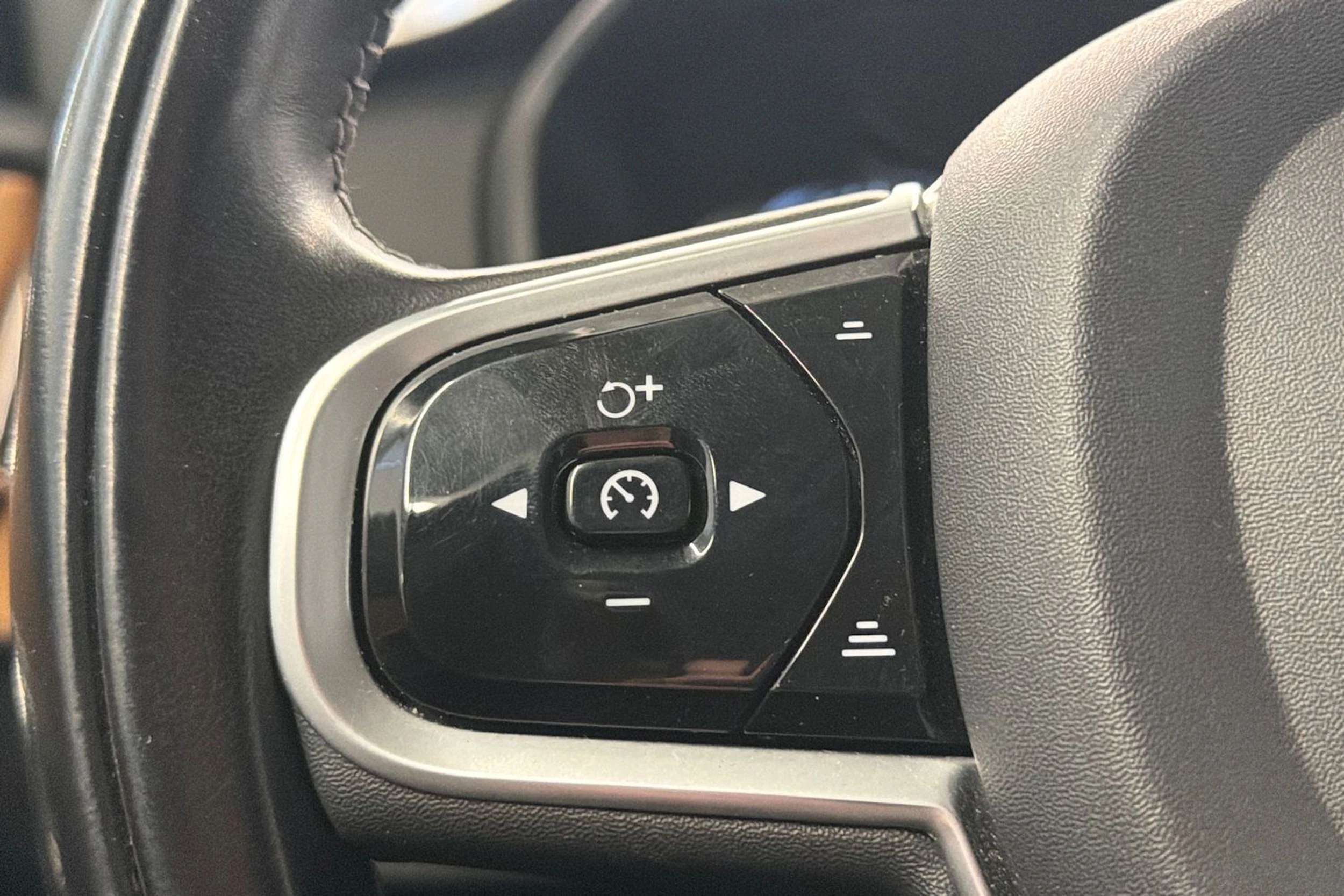 harmaa Volvo XC90 2022 kuva 27.