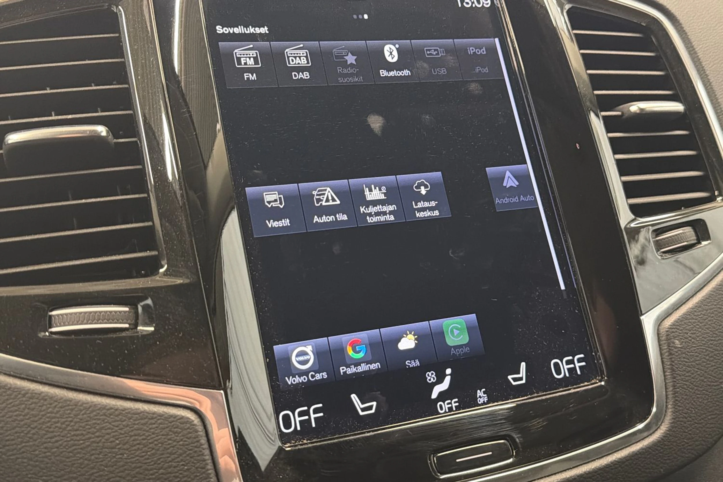 harmaa Volvo XC90 2022 kuva 33.