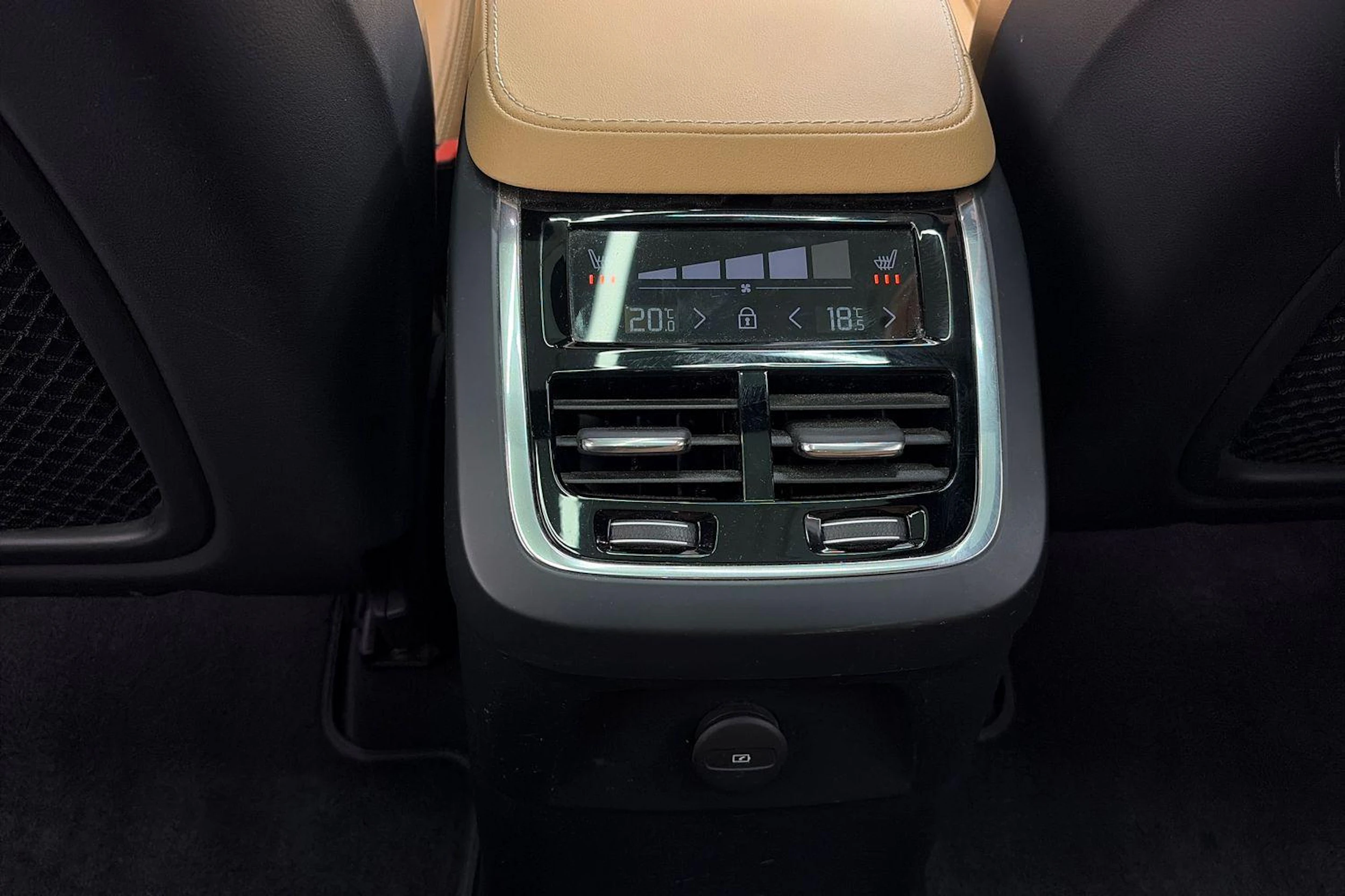 Harmaa Volvo XC90 2022 kuva 9.