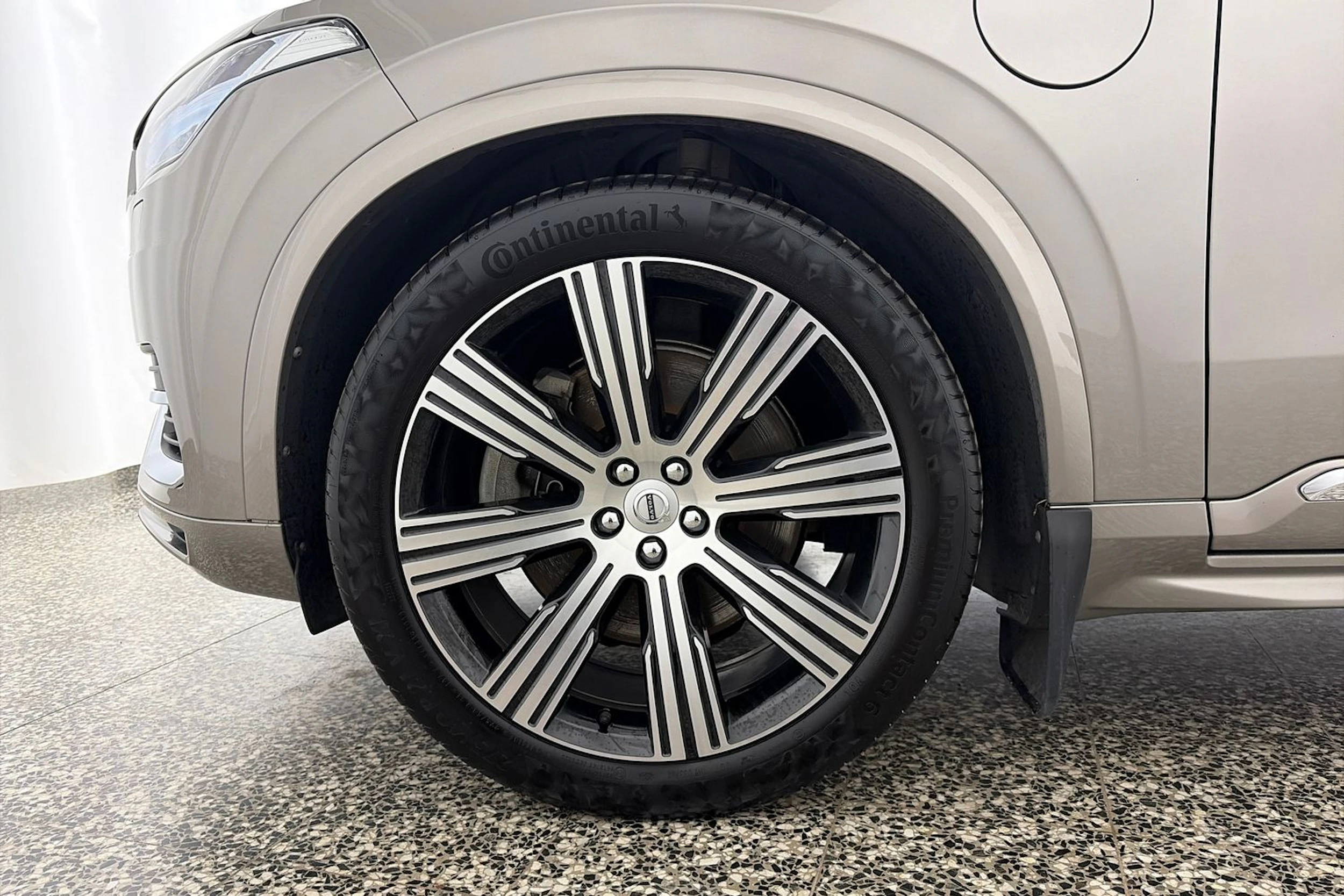 Harmaa Volvo XC90 2022 kuva 11.