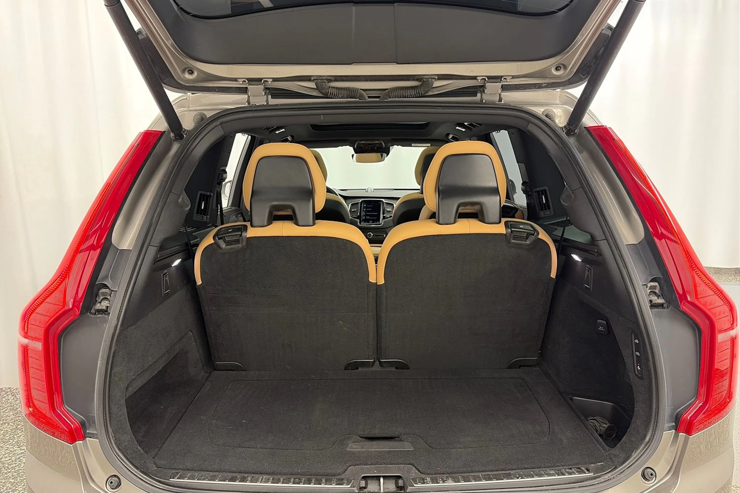 Harmaa Volvo XC90 2022 kuva 13.