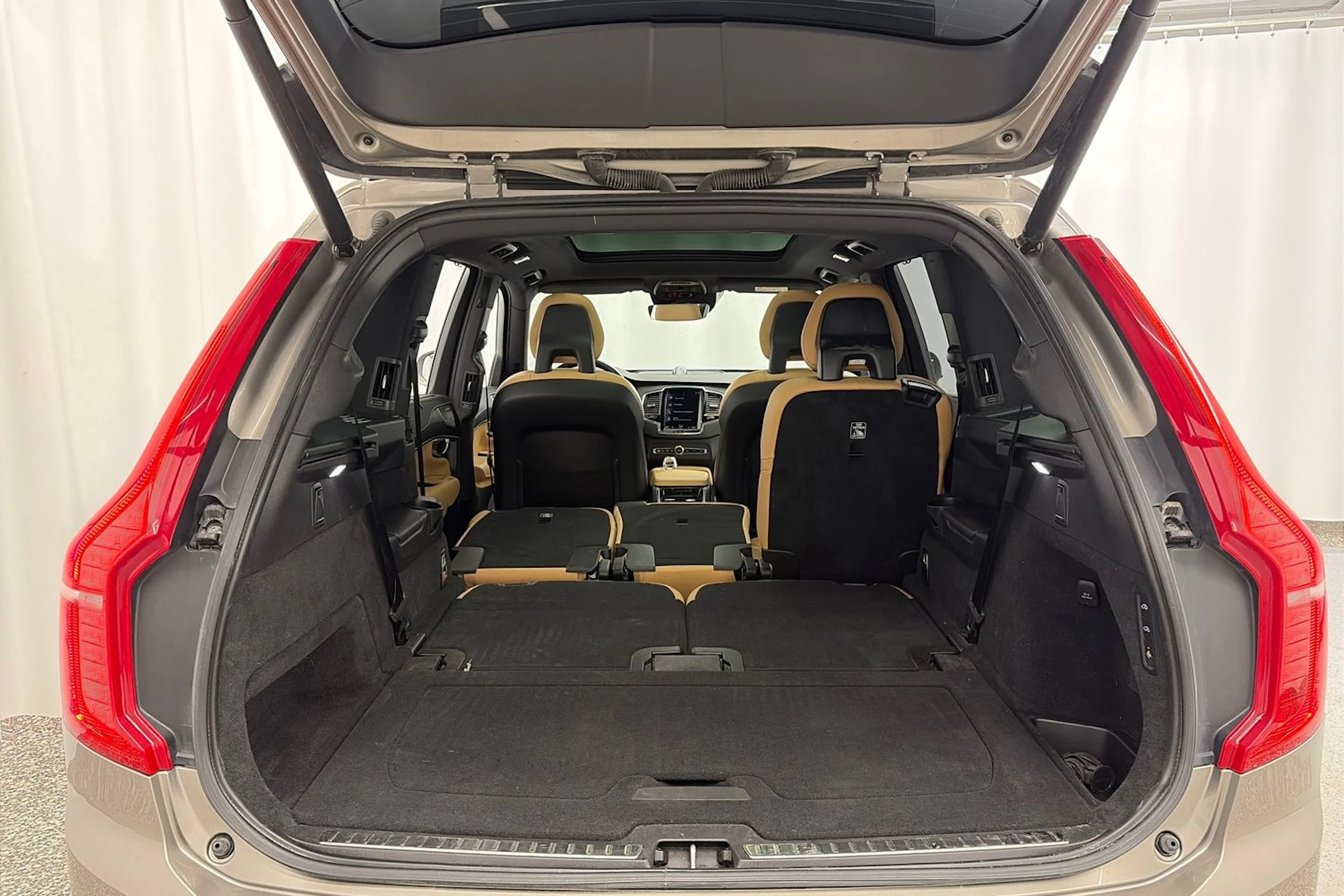 Harmaa Volvo XC90 2022 kuva 14.