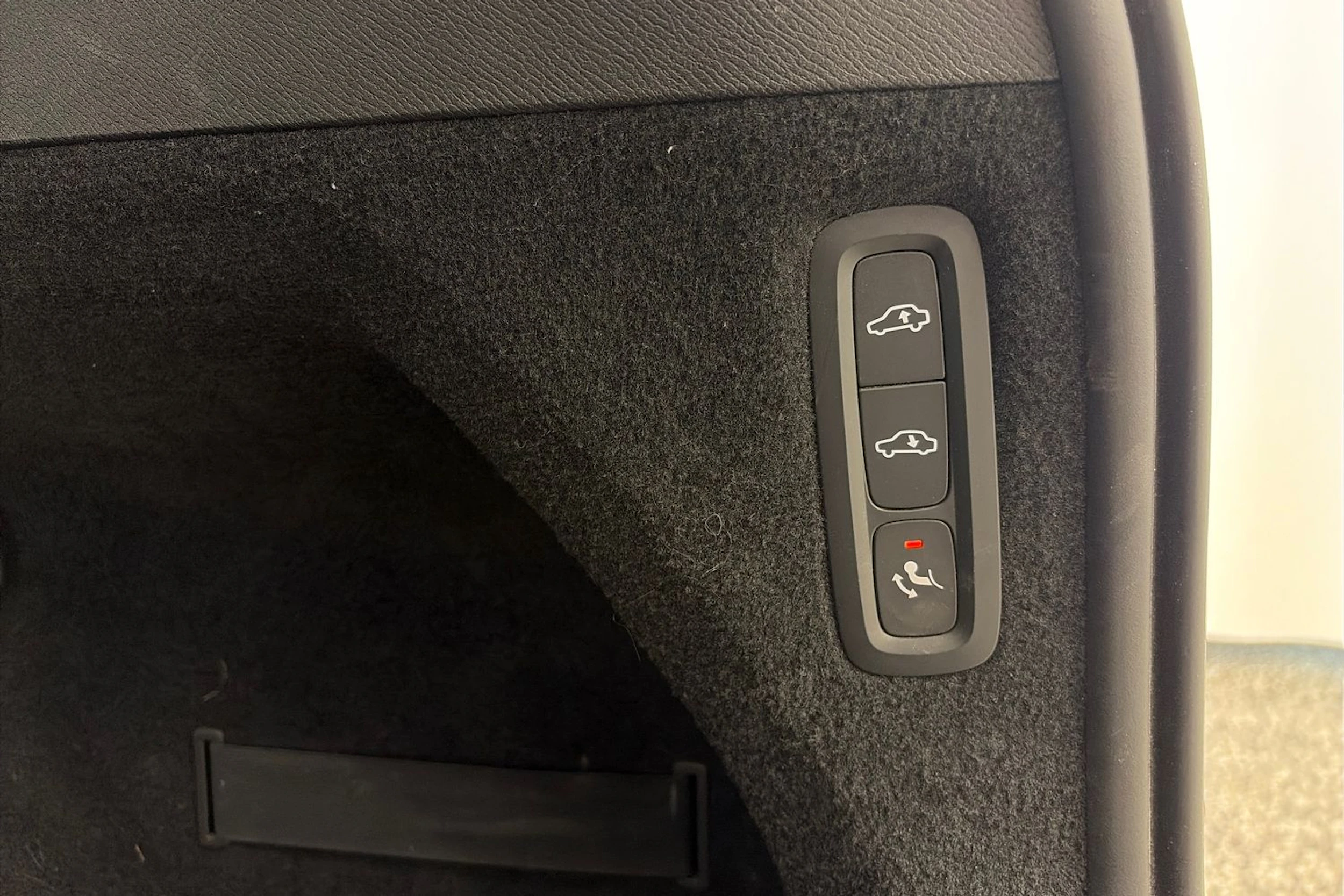Harmaa Volvo XC90 2022 kuva 17.