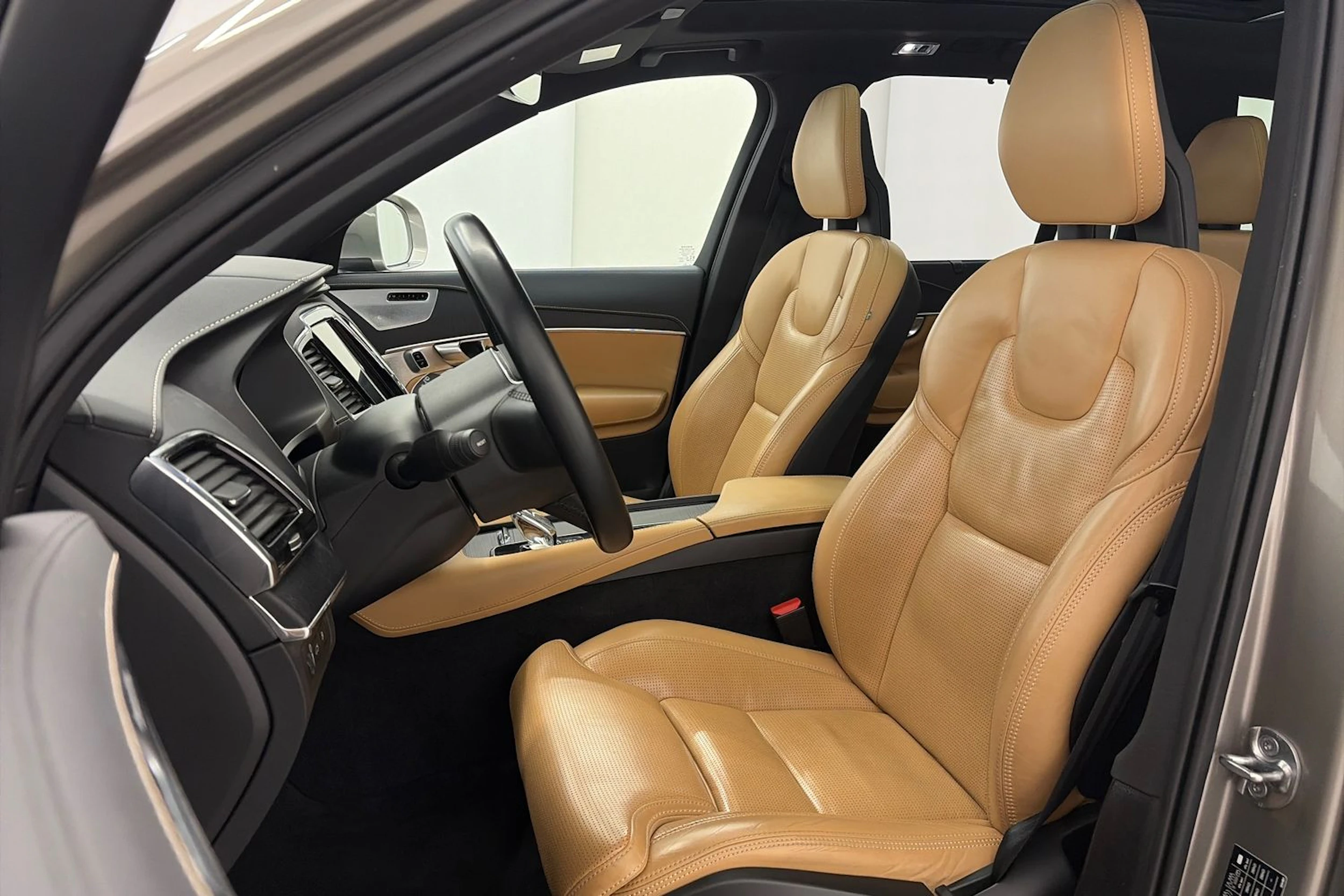 Harmaa Volvo XC90 2022 kuva 18.