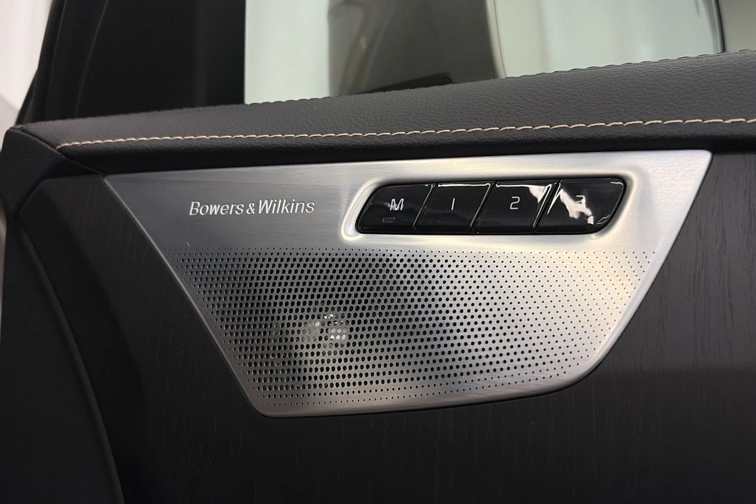 Harmaa Volvo XC90 2022 kuva 21.