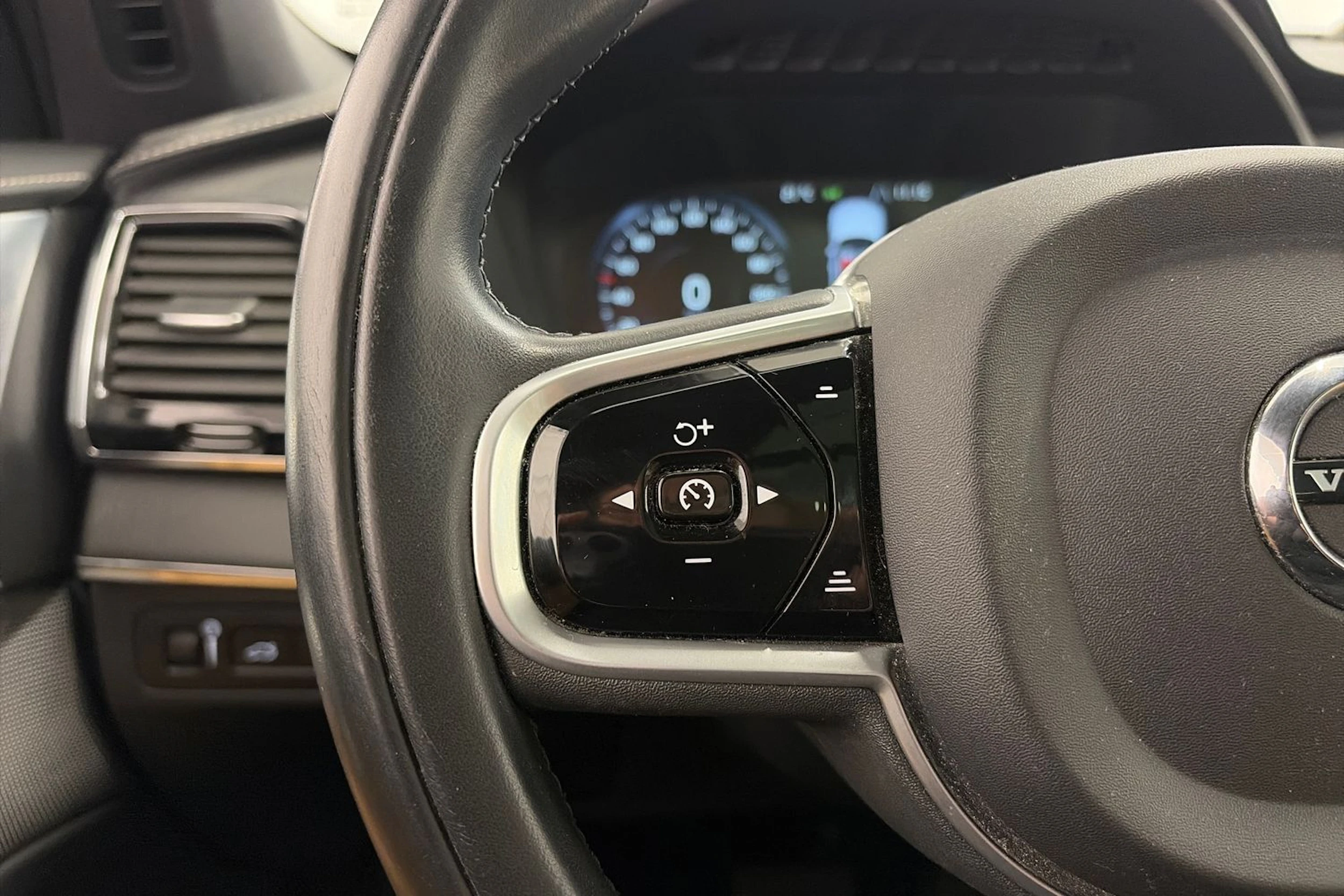 Harmaa Volvo XC90 2022 kuva 27.