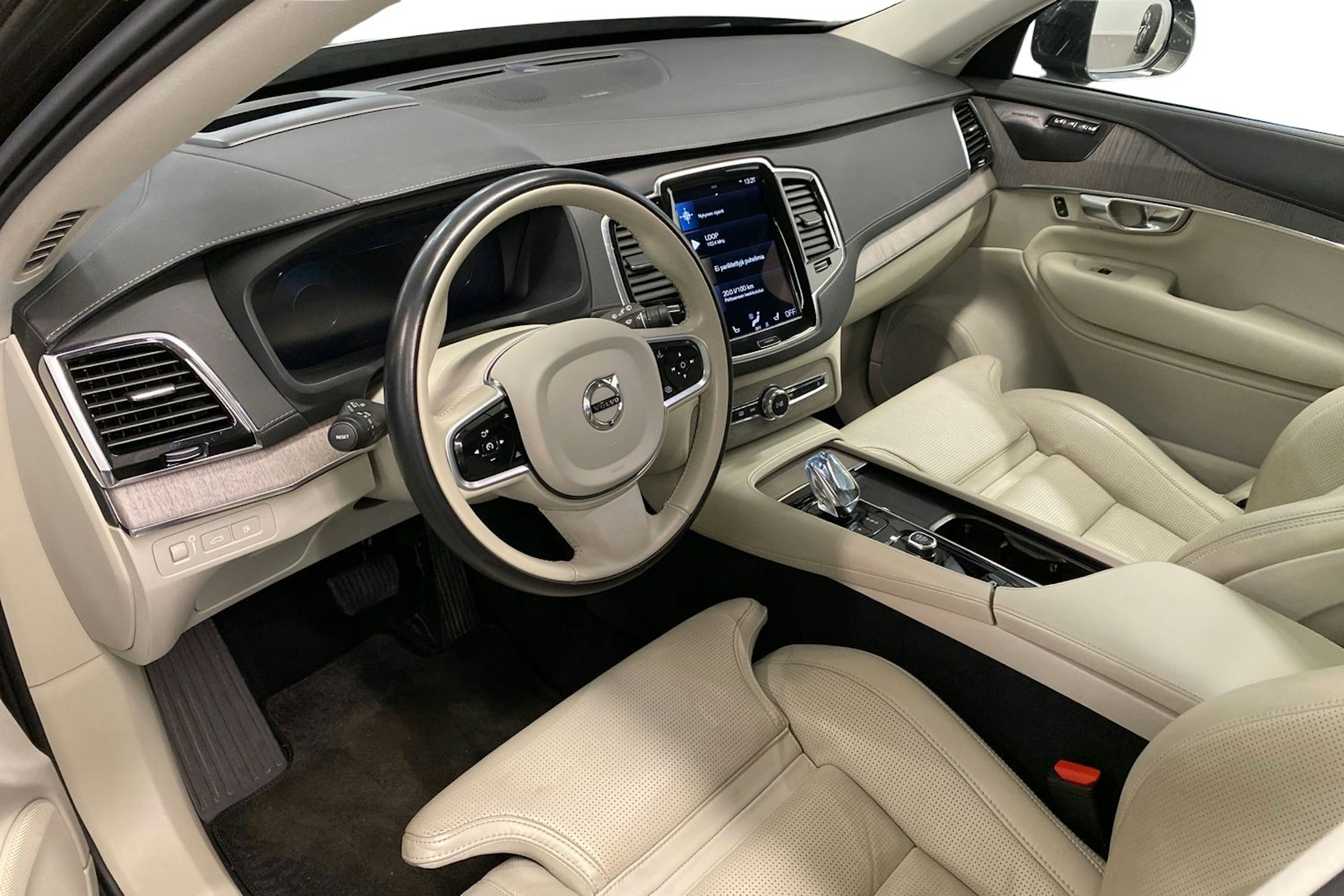 Harmaa Volvo XC90 2022 kuva 7.