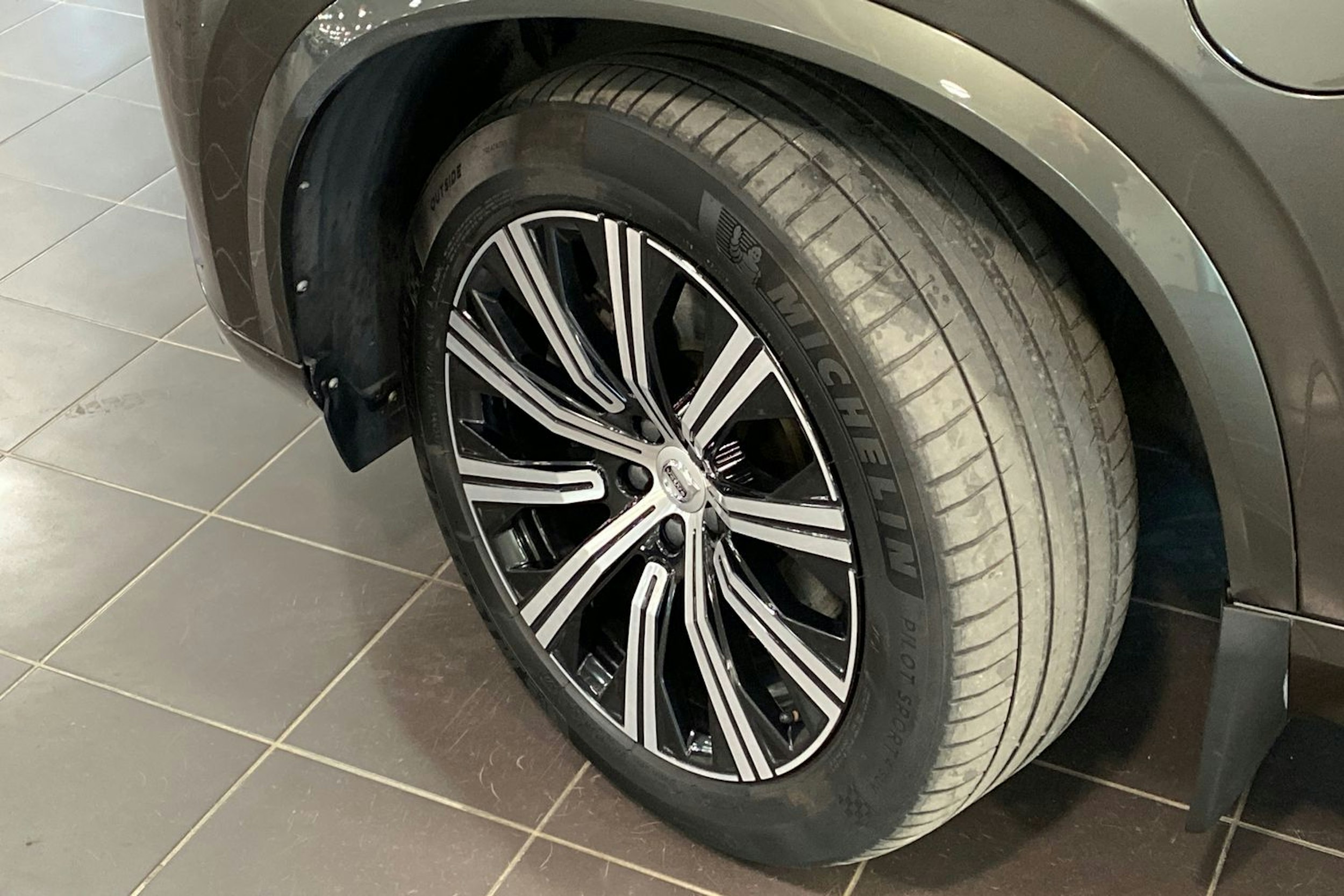 Harmaa Volvo XC90 2022 kuva 13.