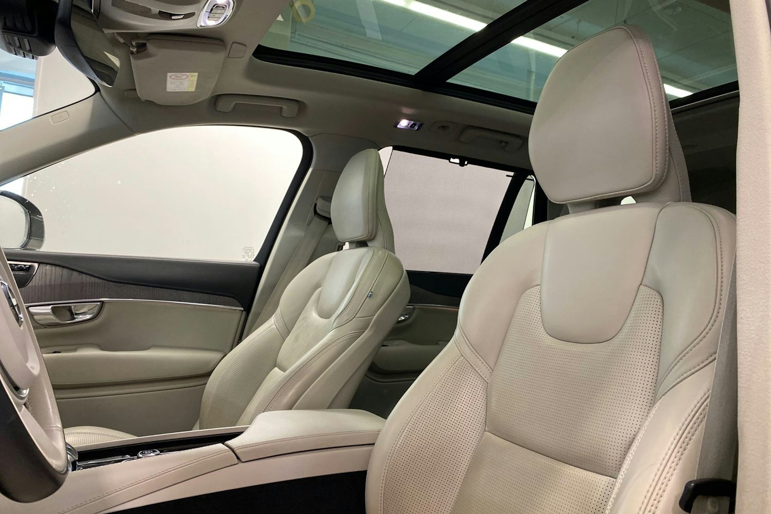 Harmaa Volvo XC90 2022 kuva 22.