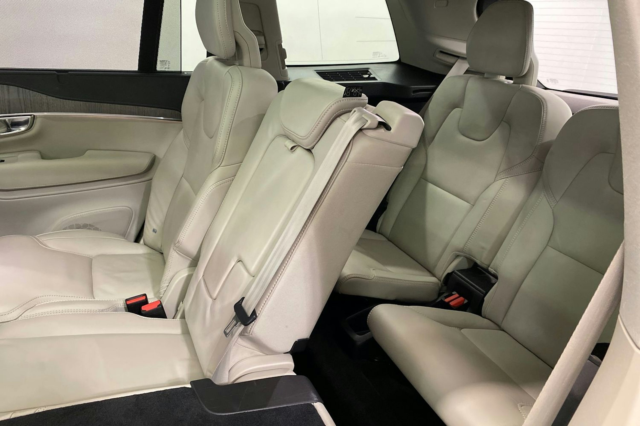 Harmaa Volvo XC90 2022 kuva 23.