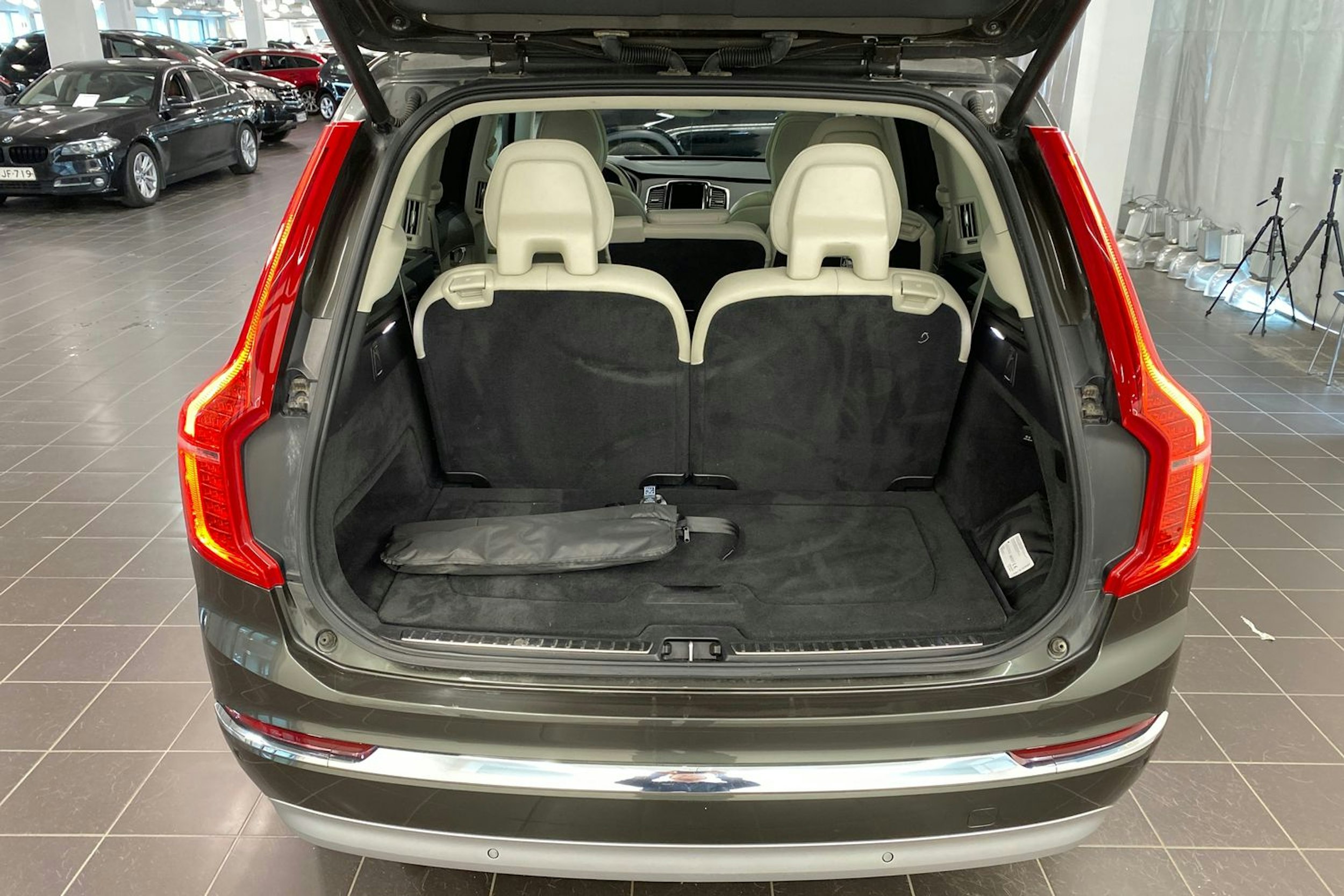 Harmaa Volvo XC90 2022 kuva 25.