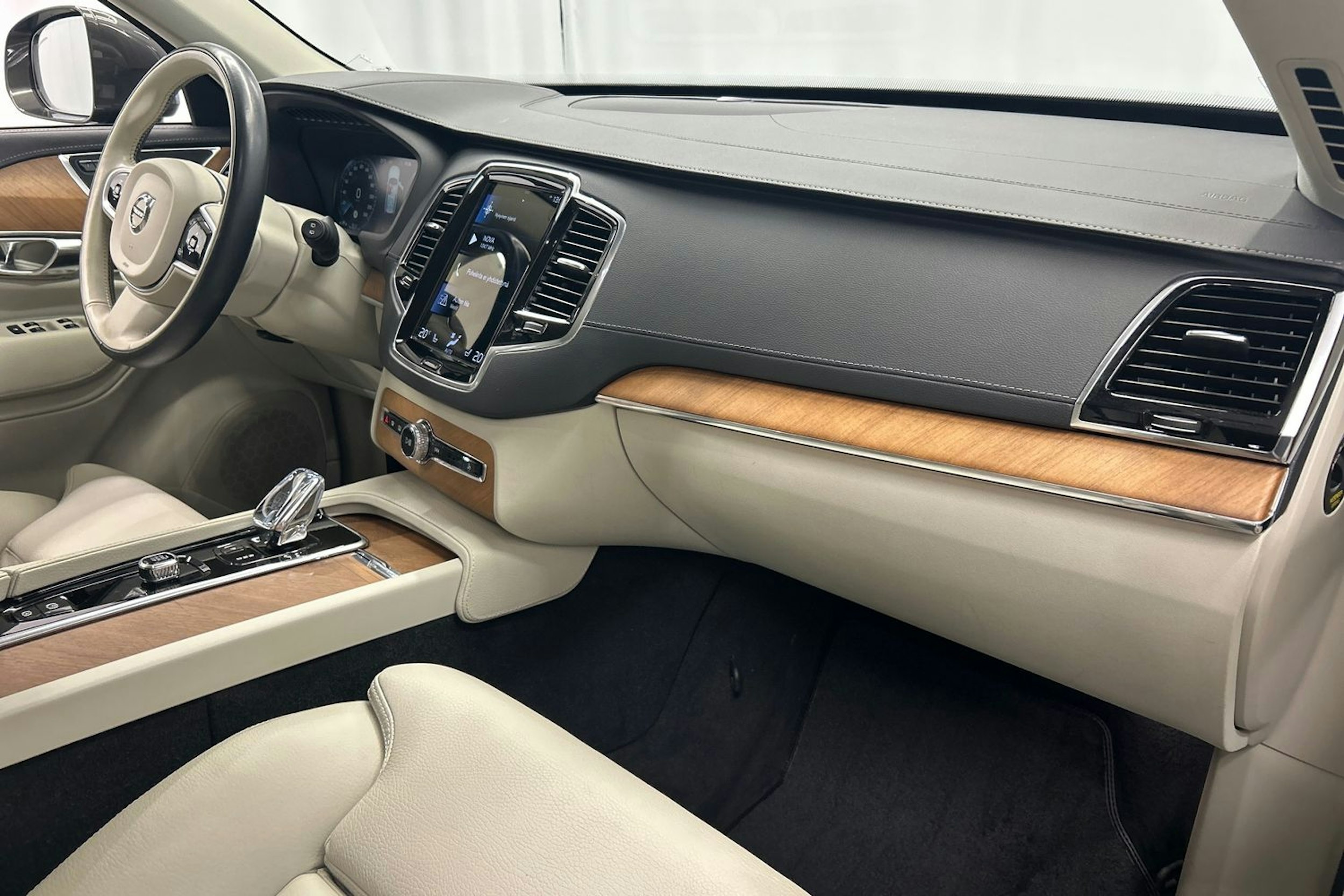 harmaa Volvo XC90 2022 kuva 15.