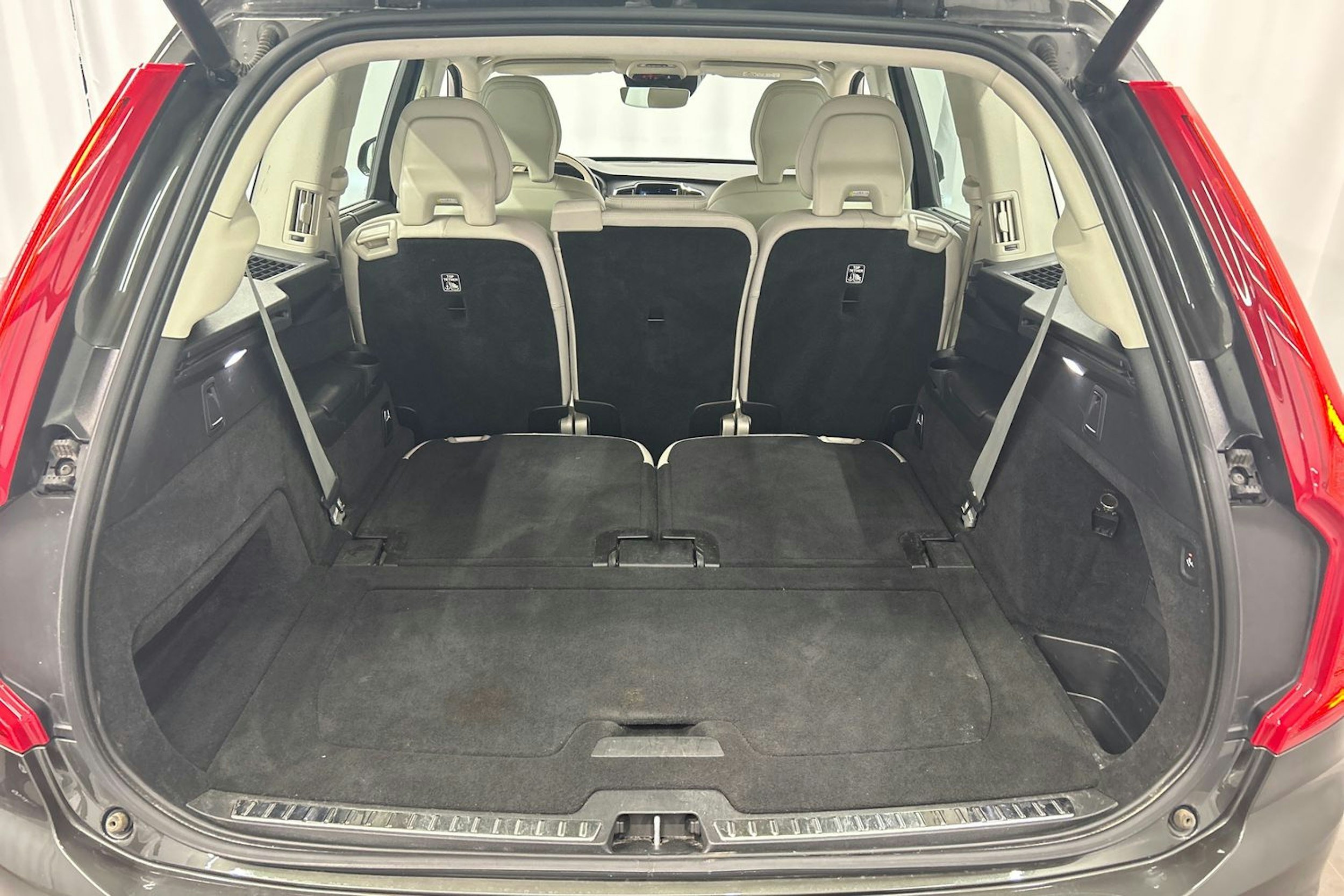 harmaa Volvo XC90 2022 kuva 16.