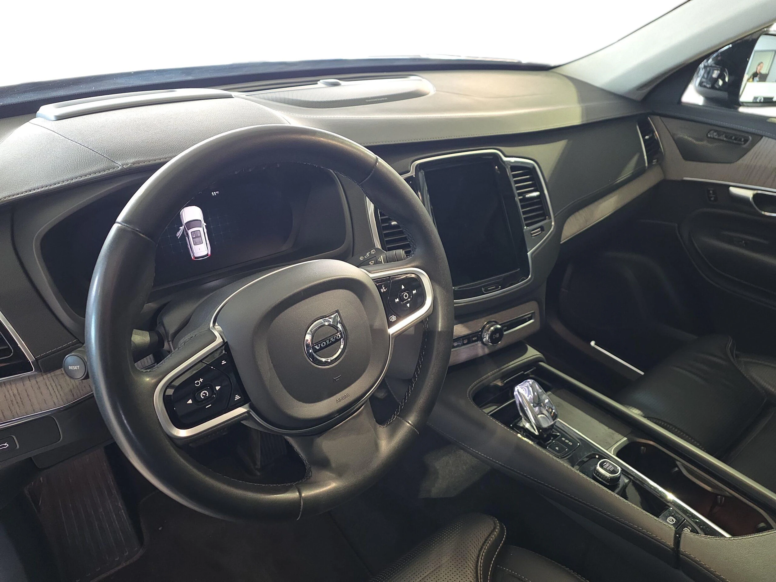 musta Volvo XC90 2023 kuva 3.