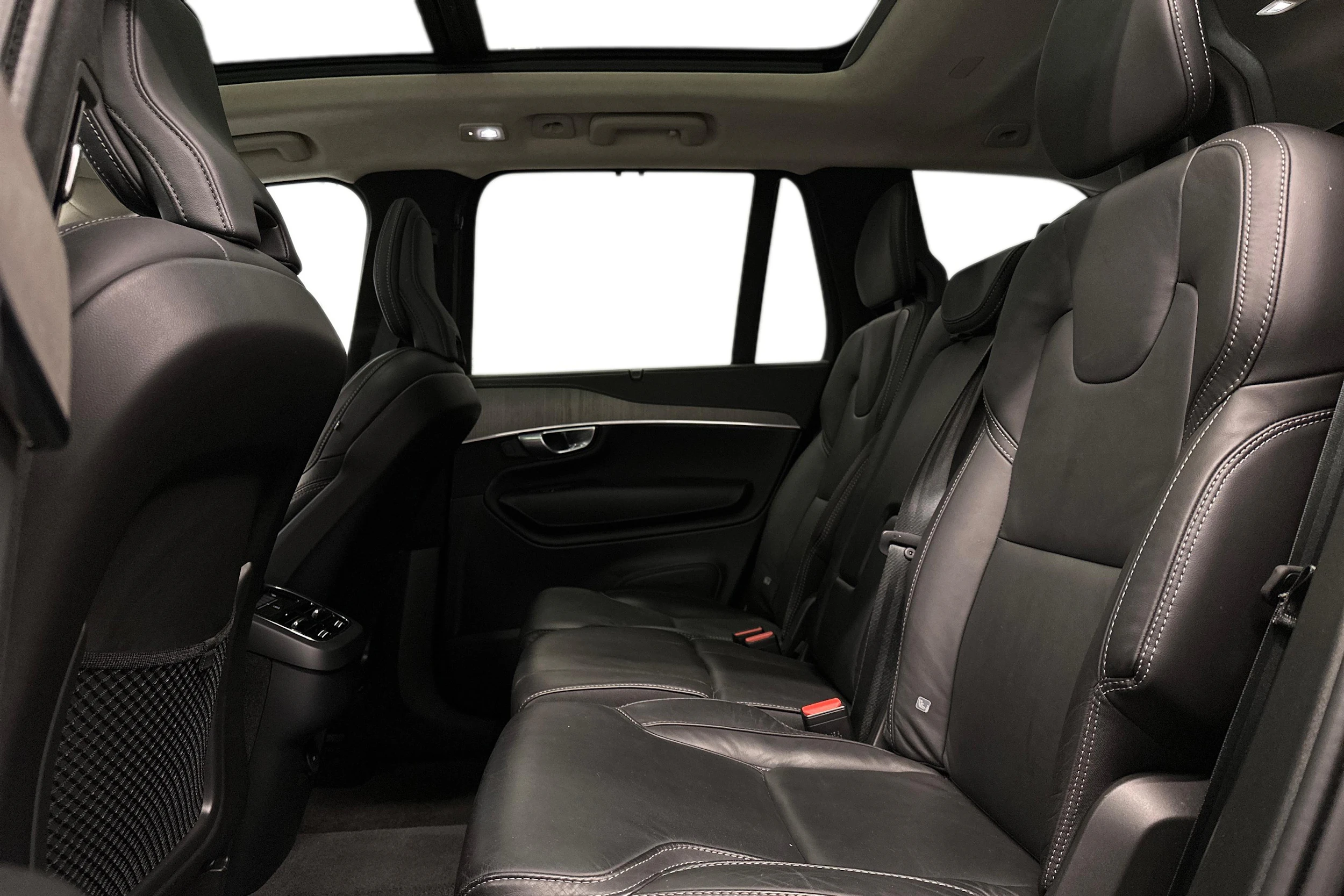 musta Volvo XC90 2023 kuva 11.