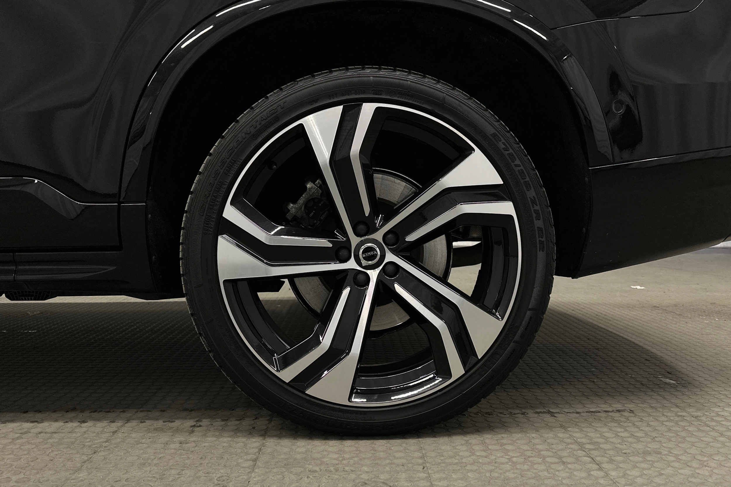 musta Volvo XC90 2023 kuva 13.