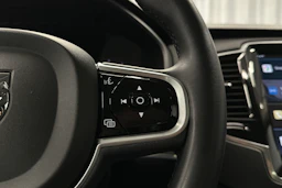 musta Volvo XC90 2023 kuva 16.