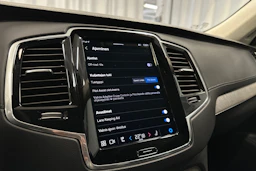 musta Volvo XC90 2023 kuva 23.