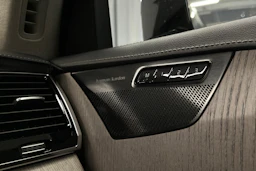 musta Volvo XC90 2023 kuva 26.